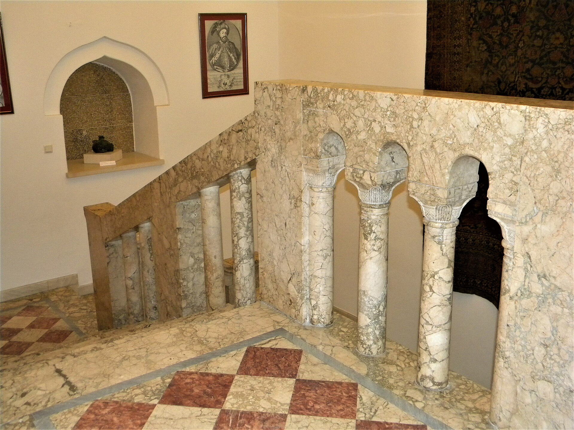 Scară interioară cu balustradă de piatră, nișă și pardoseală