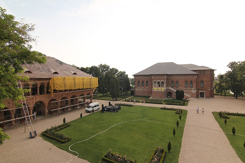 Curtea și palatul văzute de la înălțime; casa de oaspeți apare cu schelă de restaurare