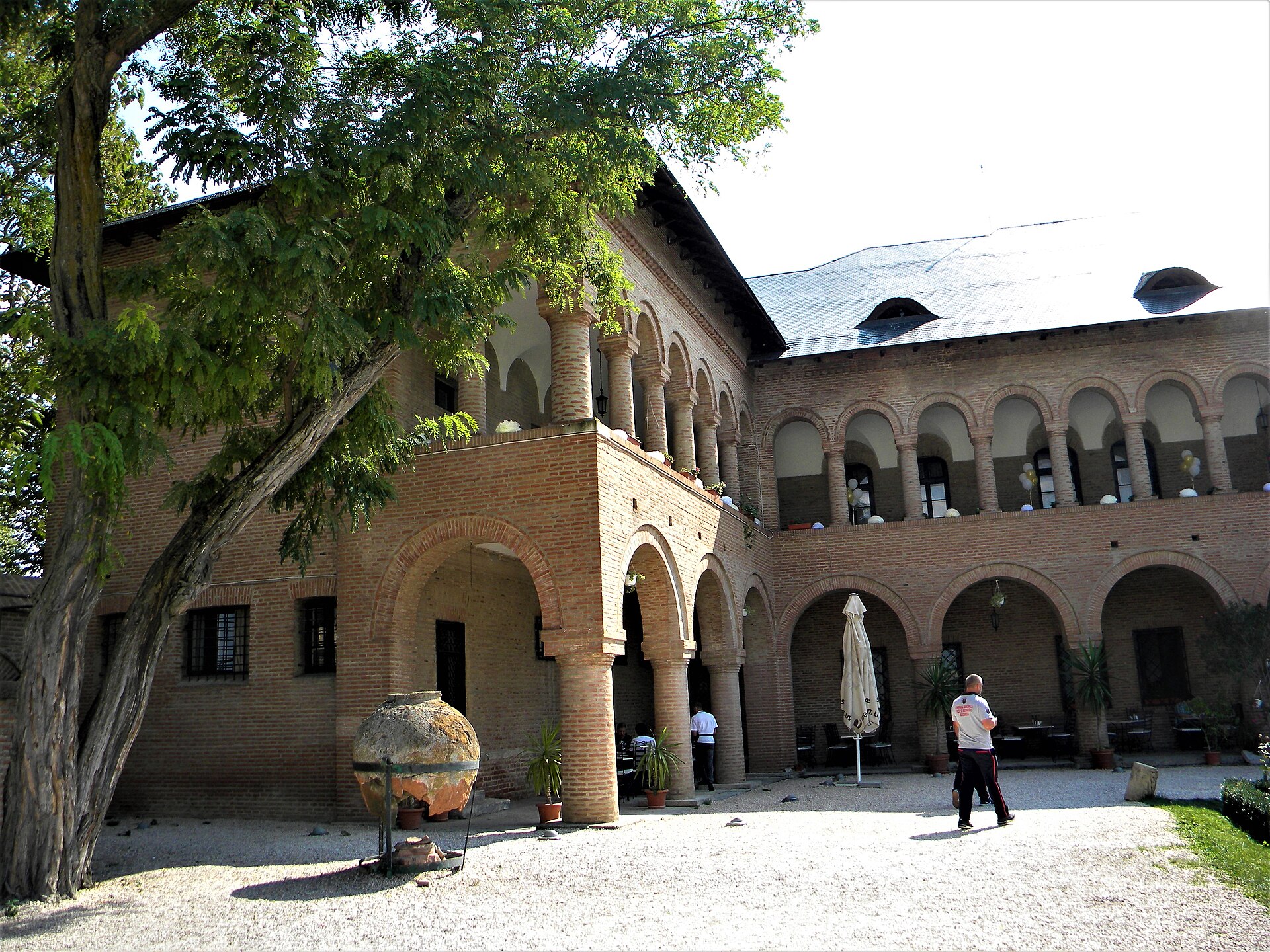 Casa de oaspeți: colț cu arcade, galerie și tâmplărie