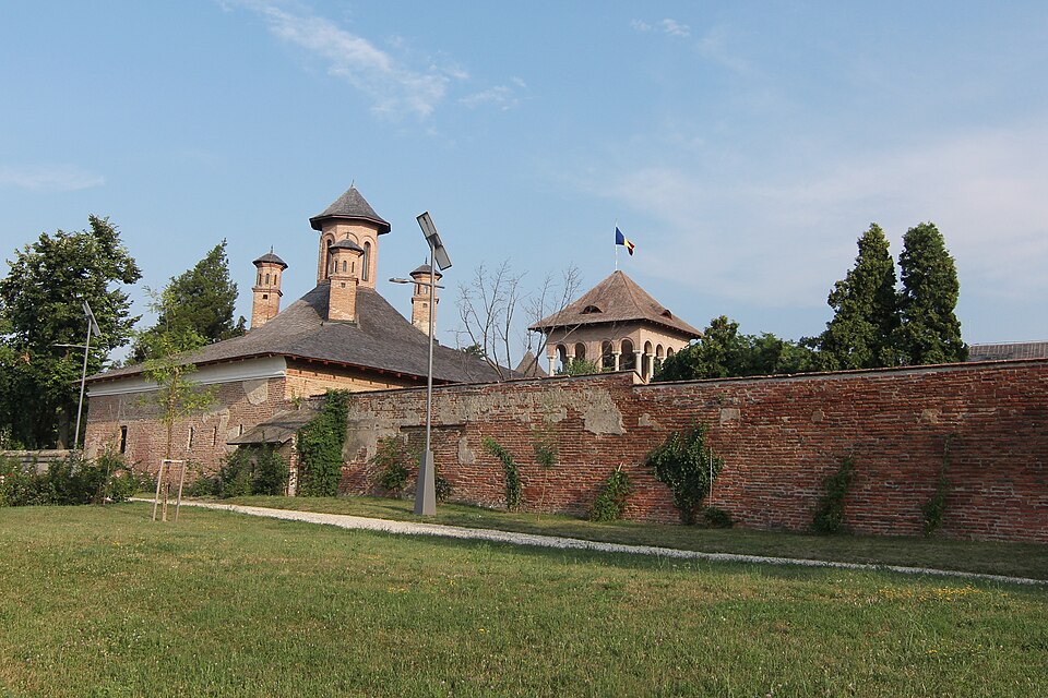 Cuhnia și turnul de poartă peste zidul incintei, din exterior