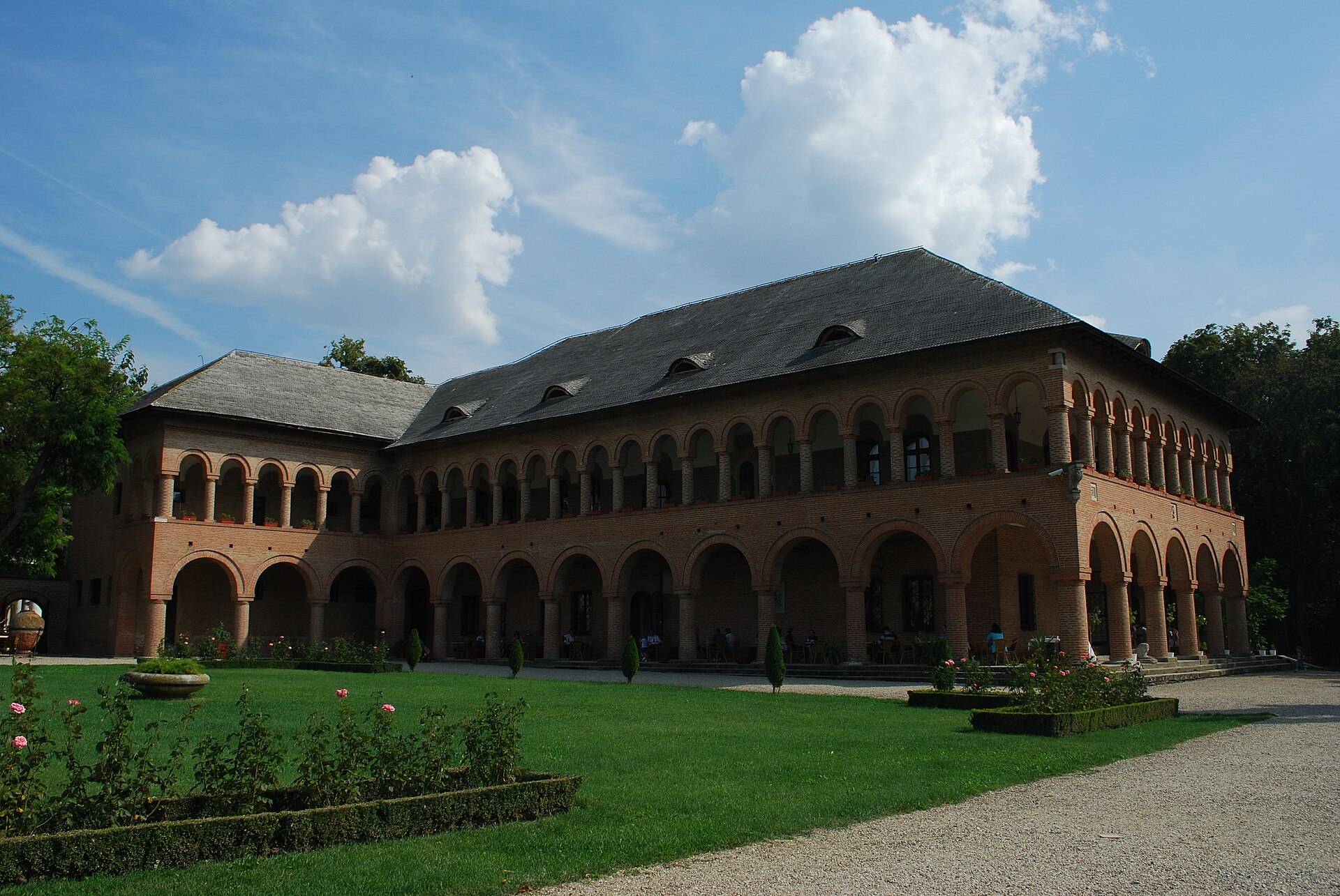 Casa de oaspeți: două niveluri de arcade și lucarne ale acoperișului