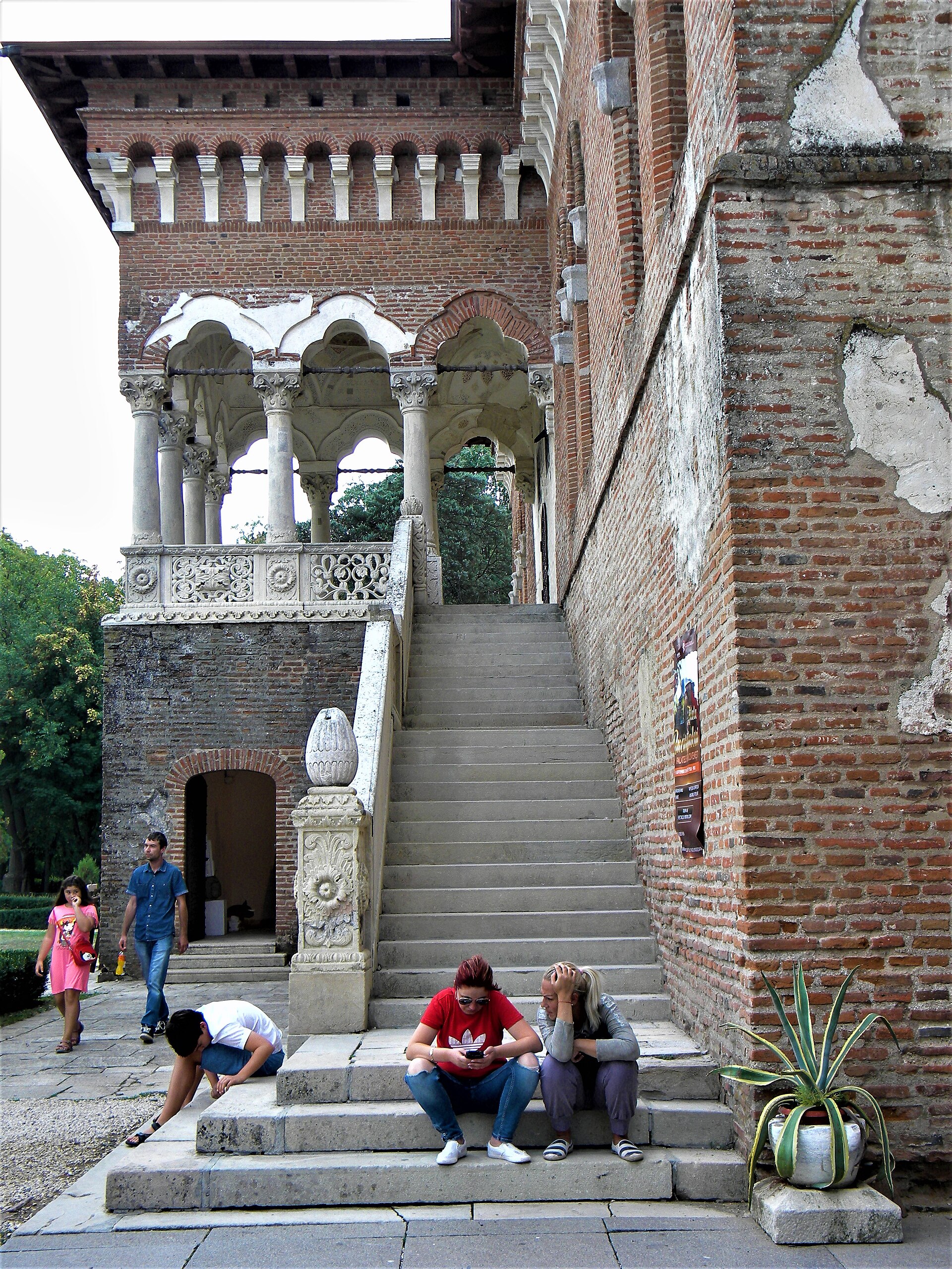 Scara de acces în cadru vertical: trepte, balustradă și arcade