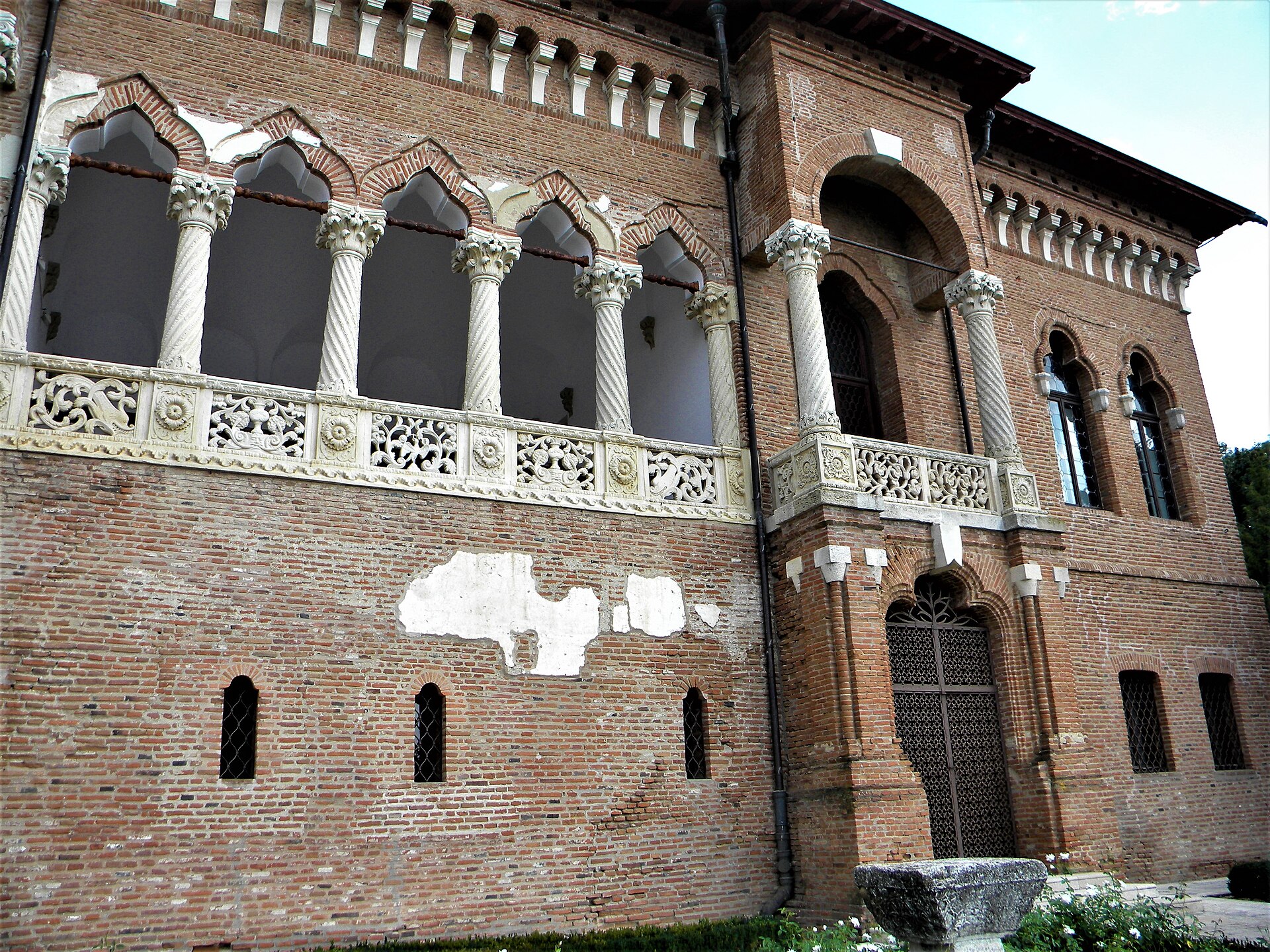 Loggia dinspre lac: coloane, arcade trilobate, balustradă și parter