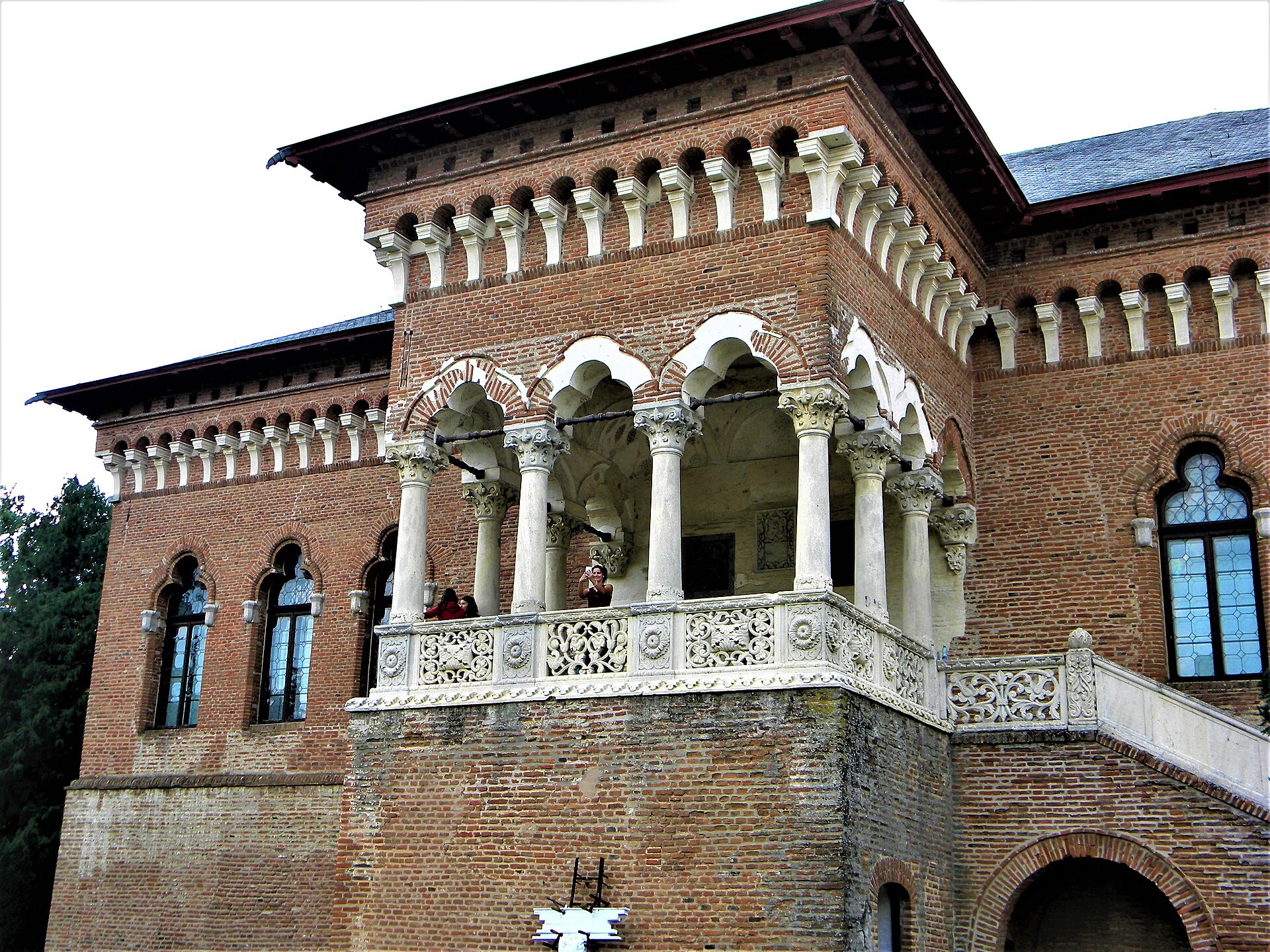 Foișorul către curte, ornamentația de piatră și cornișa de cărămidă