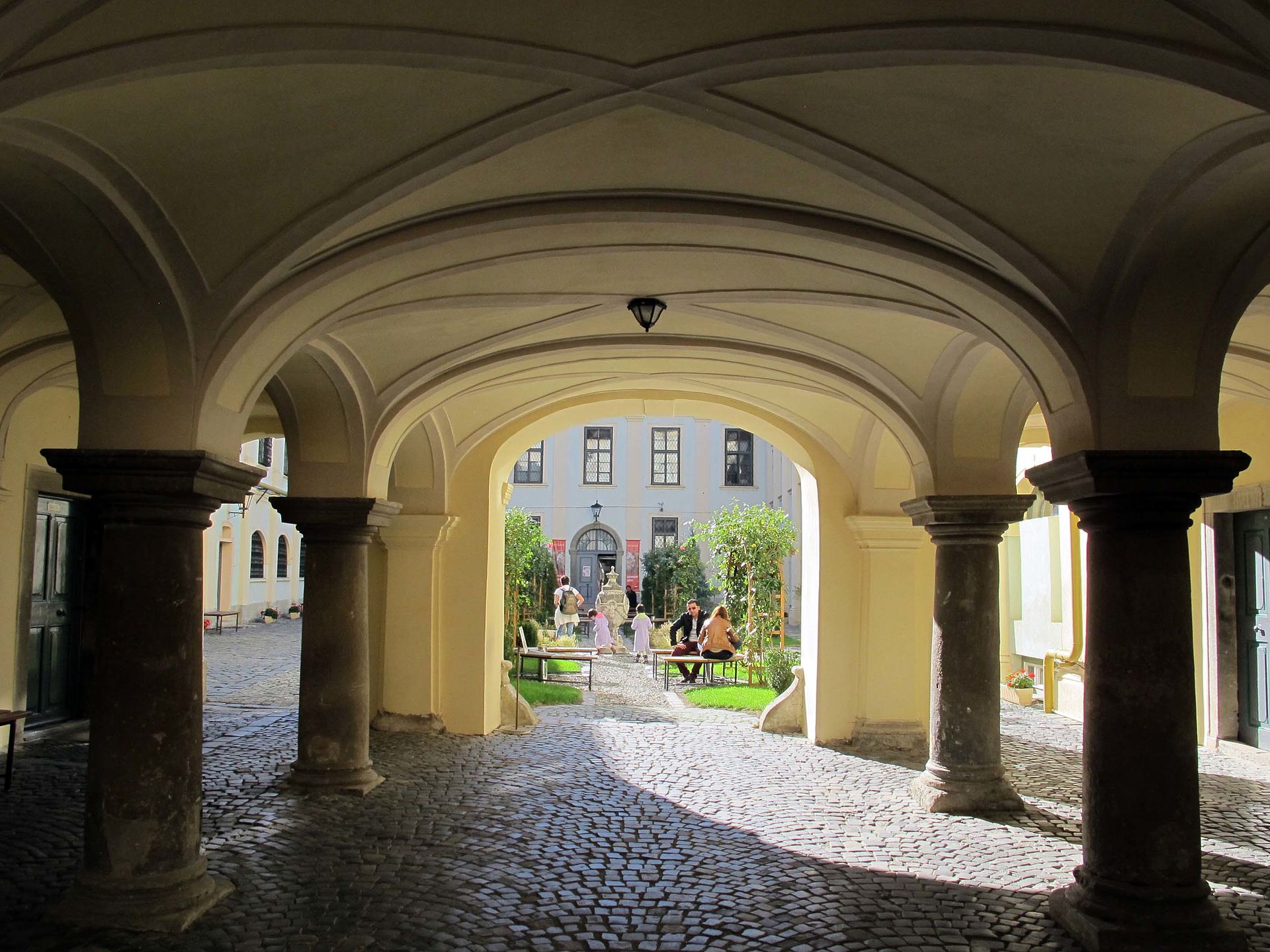 Pasaj boltit cu arcade, vedere către curtea cu grădină