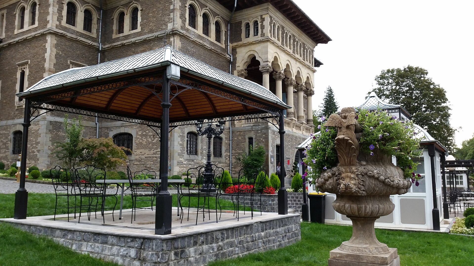Foișor de terasă și vas ornamental, cu fațada castelului în spate