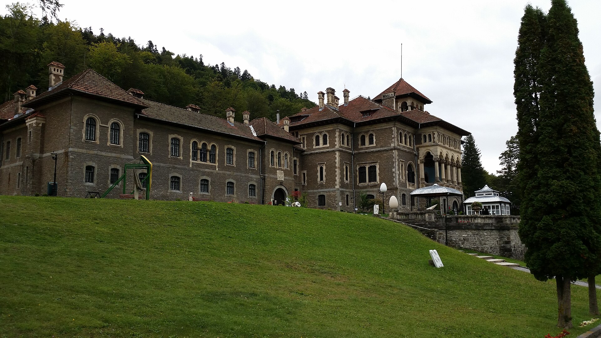 Aripile castelului văzute din curtea cu gazon