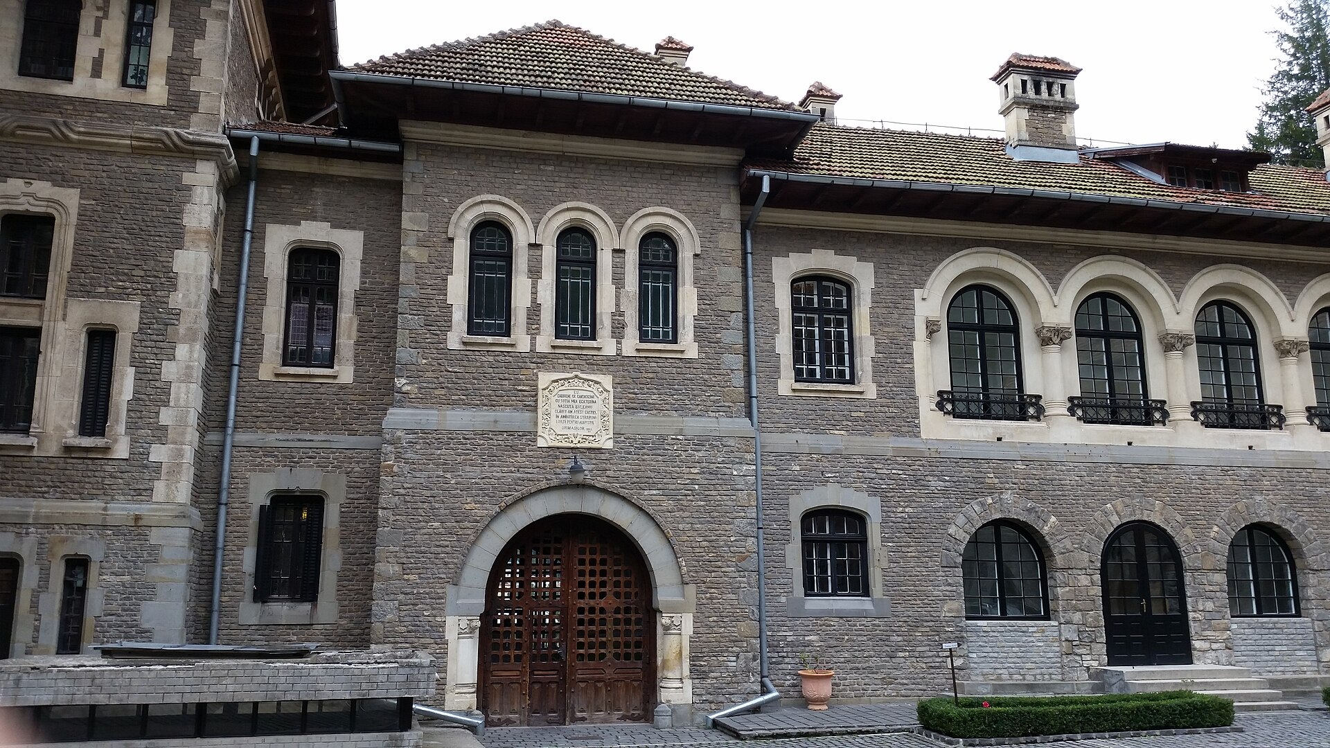 Fațadă interioară: arc de acces, ferestre, galerie și învelitoare