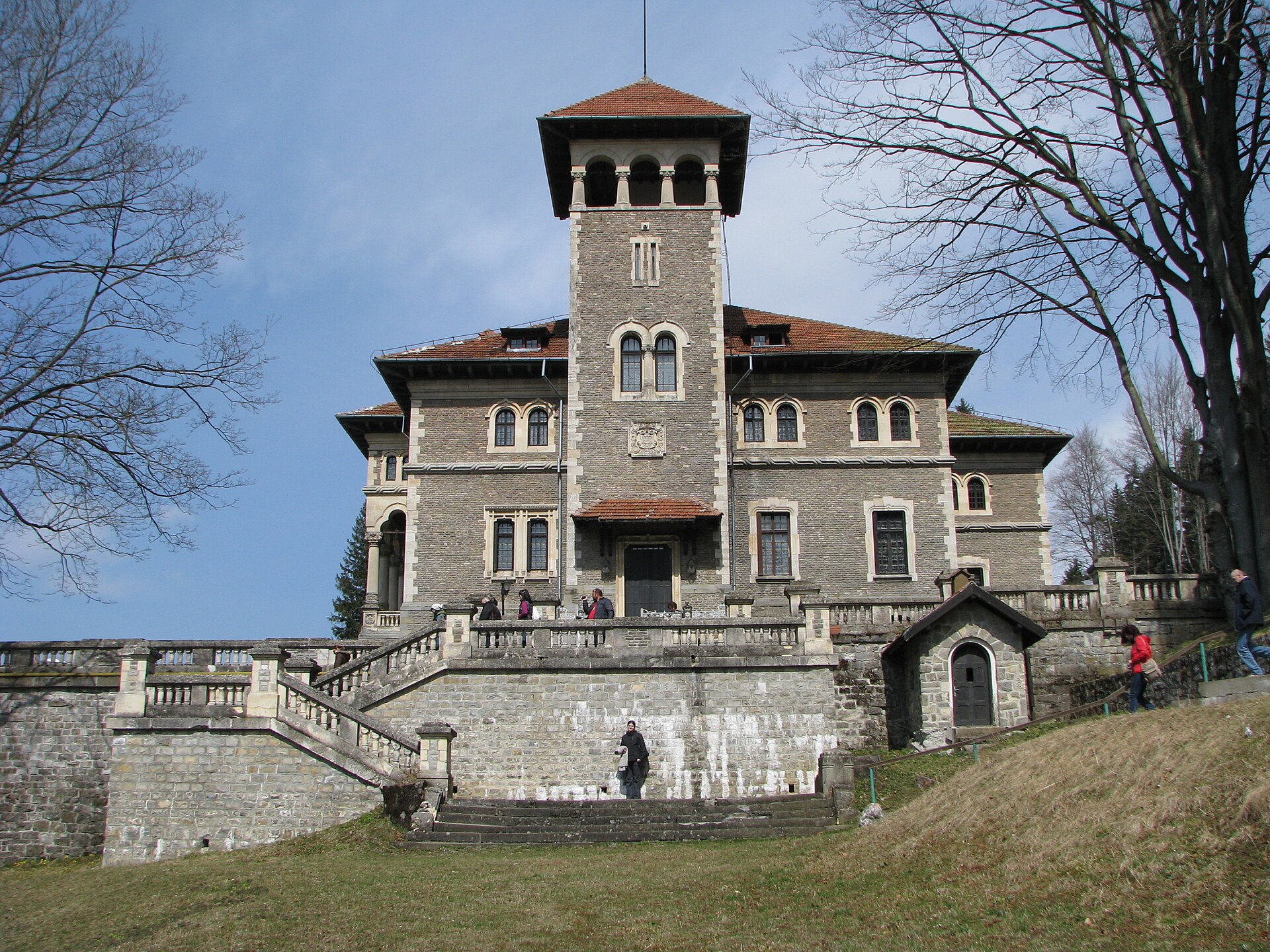Turnul și terasa dinspre capătul castelului, cu scară și balustradă