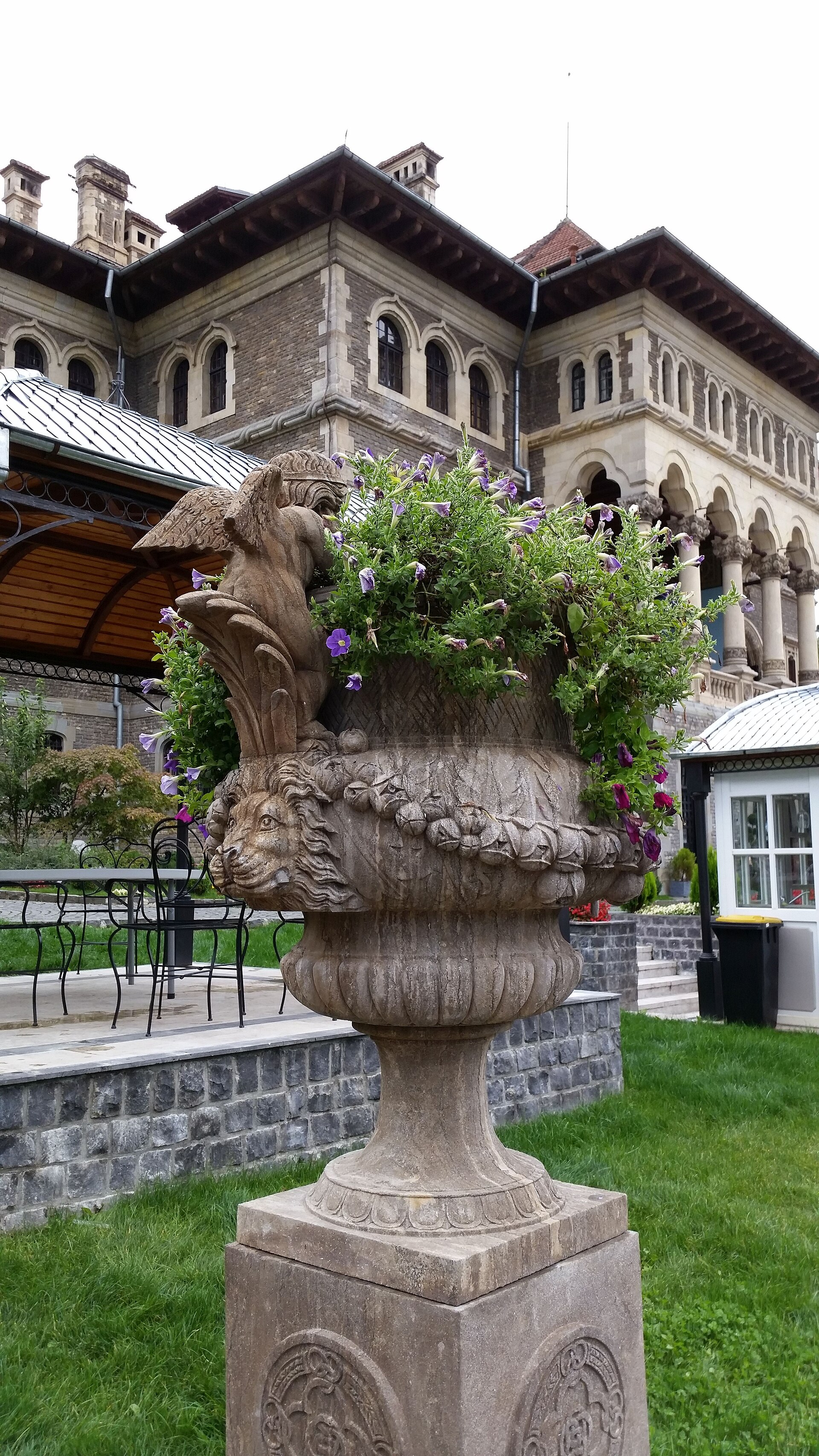 Vas ornamental de piatră, soclu și detalii ale fațadei din curte