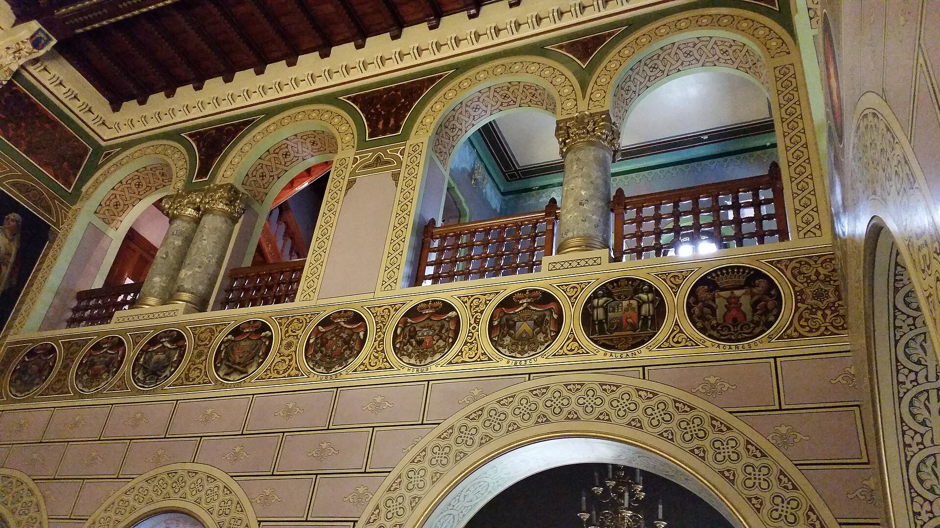 Interior cu arcade, galerie și panouri heraldice