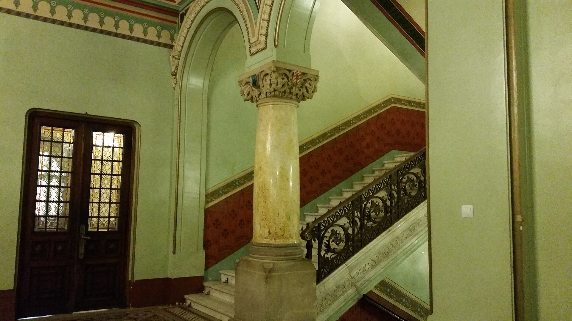 Scară interioară, balustradă și coloană decorată