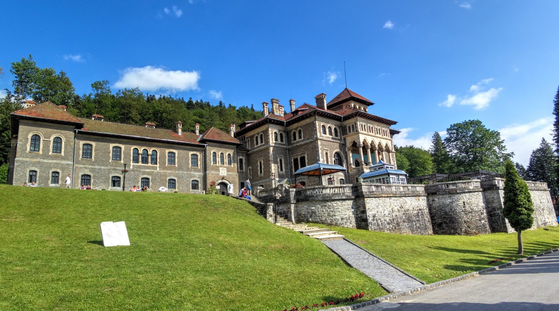 Ansamblul castelului în perspectivă oblică, cu gazon și terase
