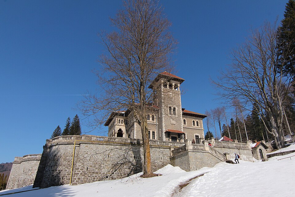 Turnul și zidurile terasei, privite dinspre parc iarna