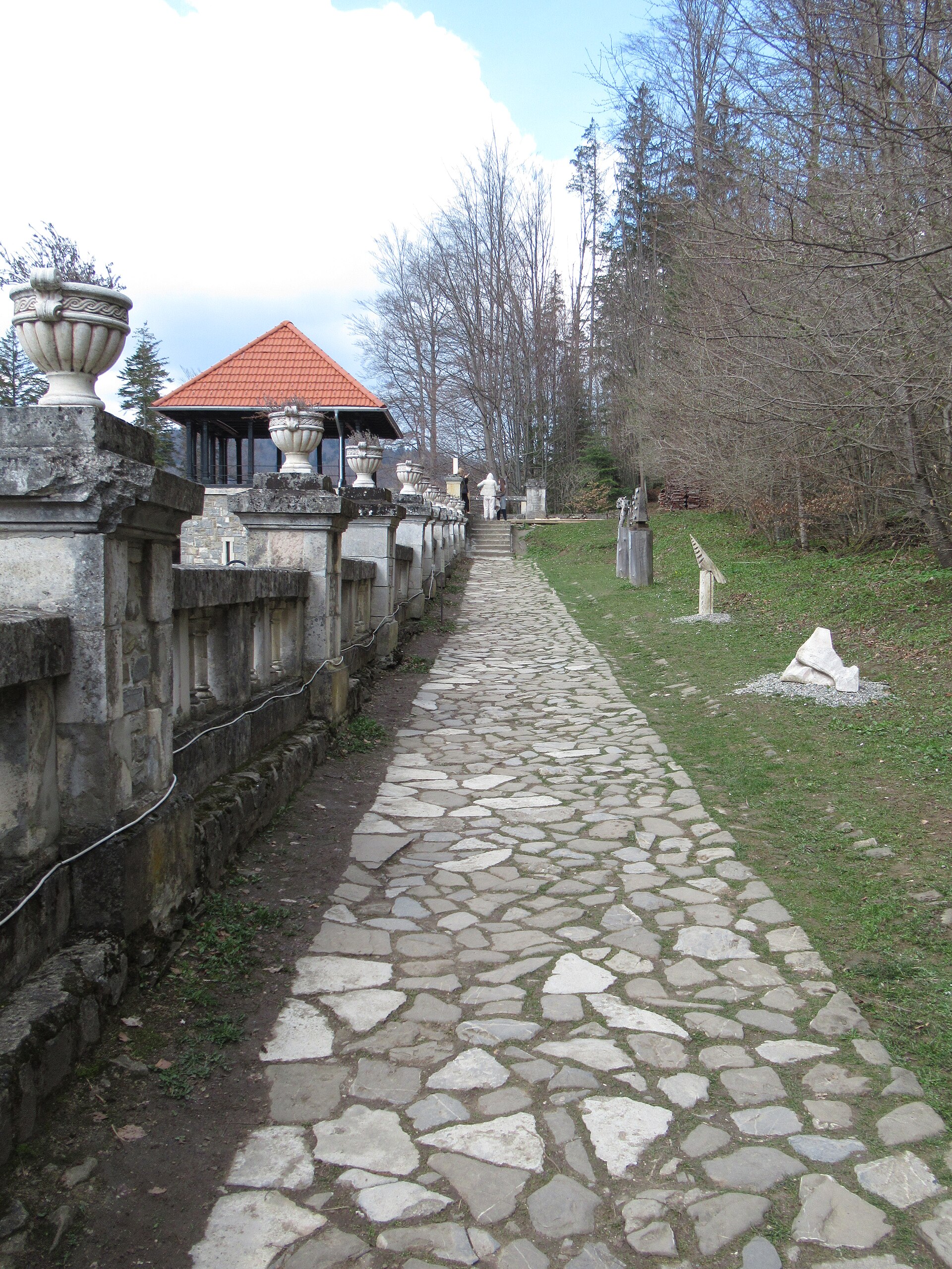 Alee pietruită de-a lungul unei balustrade și al fațadei