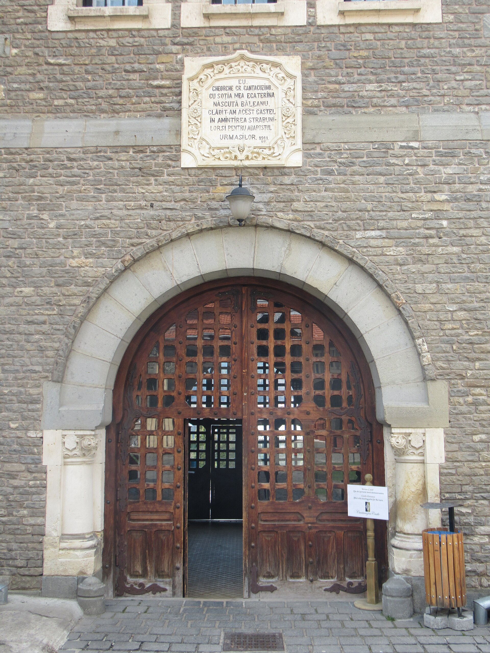 Portal arcuit și ușă de lemn cu feronerie, de aproape