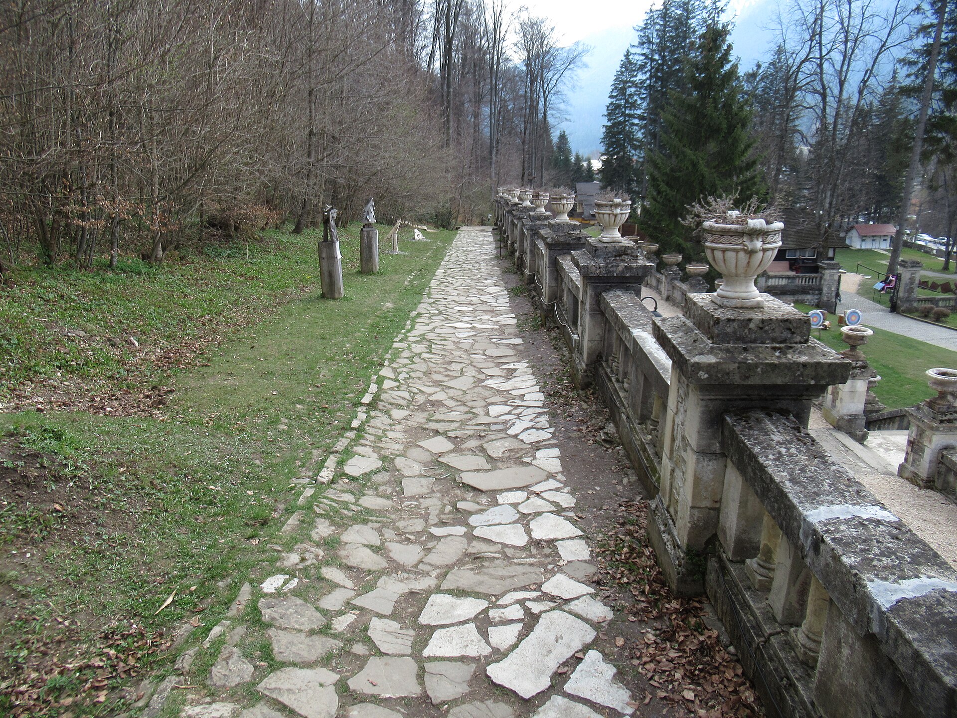Alee, zid și balustradă de piatră, în perspectivă longitudinală