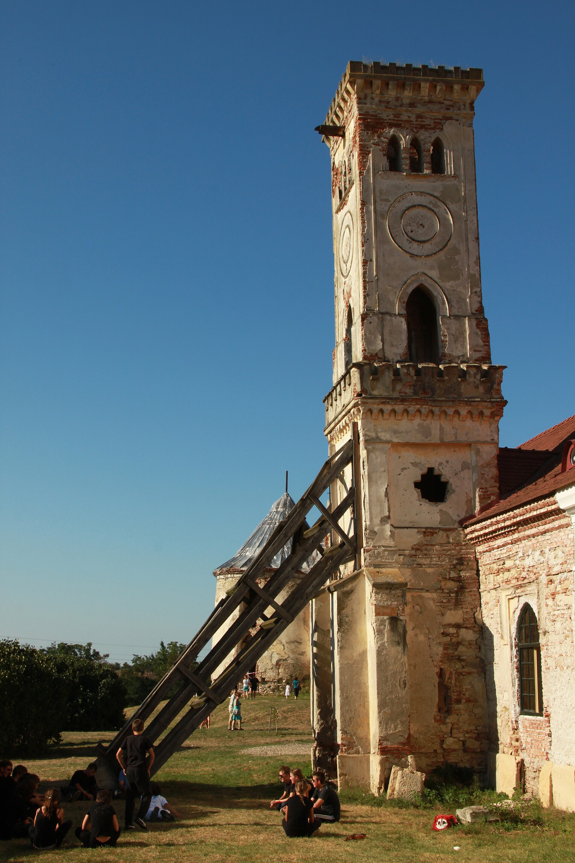 Turnul neogotic al fostei bucătării și scara exterioară de lemn.