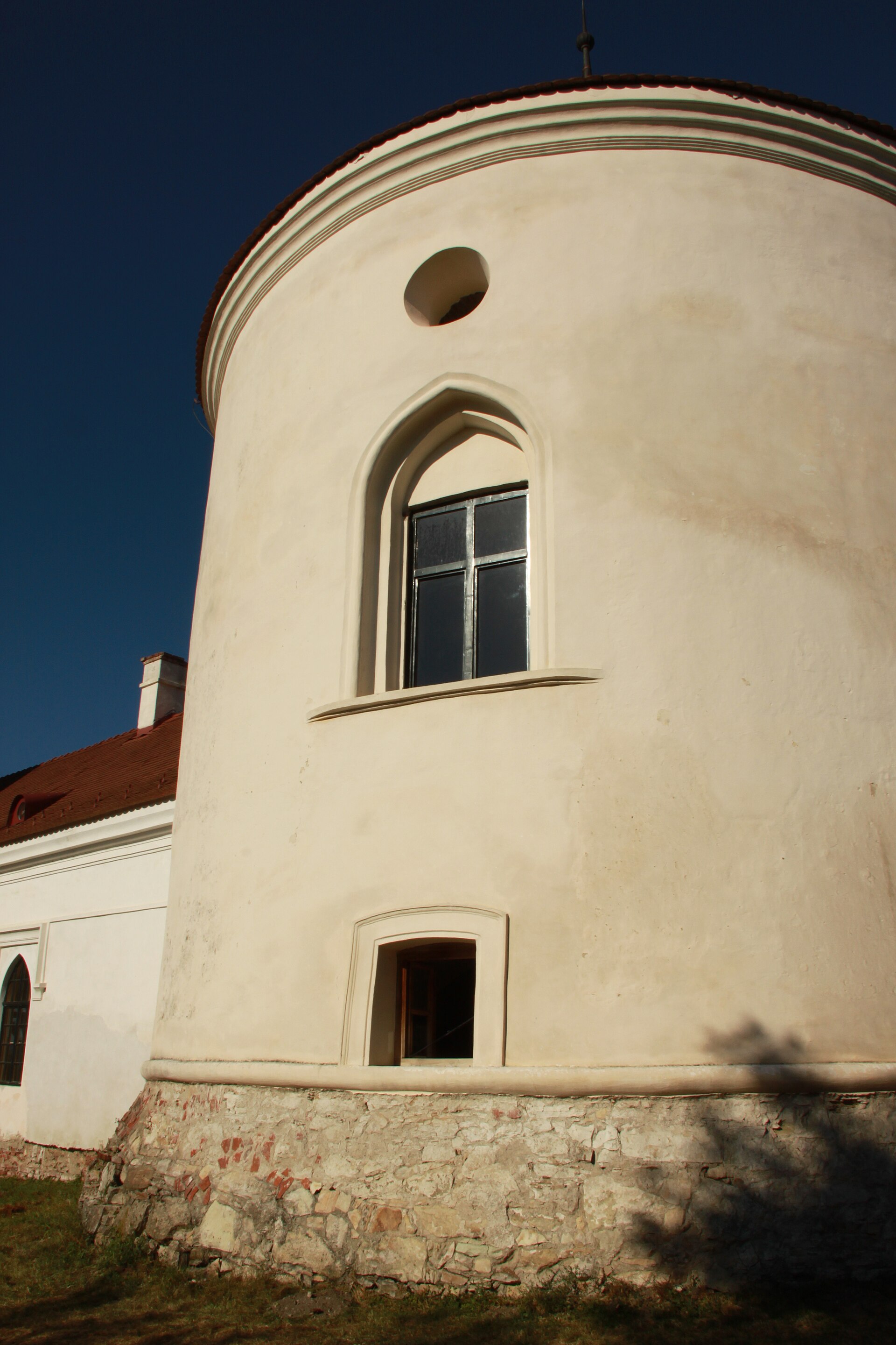 Turn circular restaurat: soclu, fereastră mare și deschidere rotundă superioară.