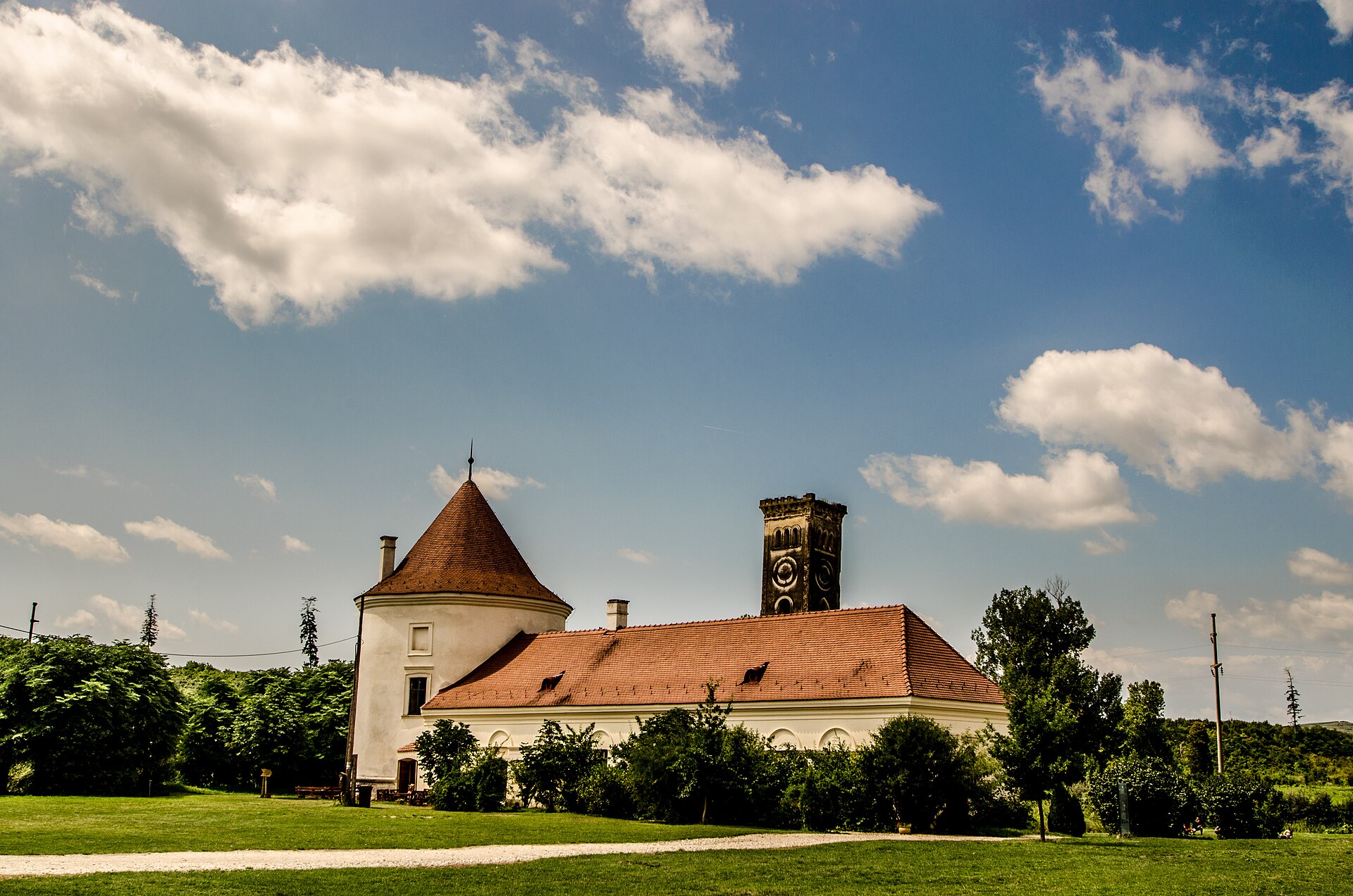 Anexa cu turn circular, acoperiș lung și turn neogotic, din unghi lateral îndepărtat.