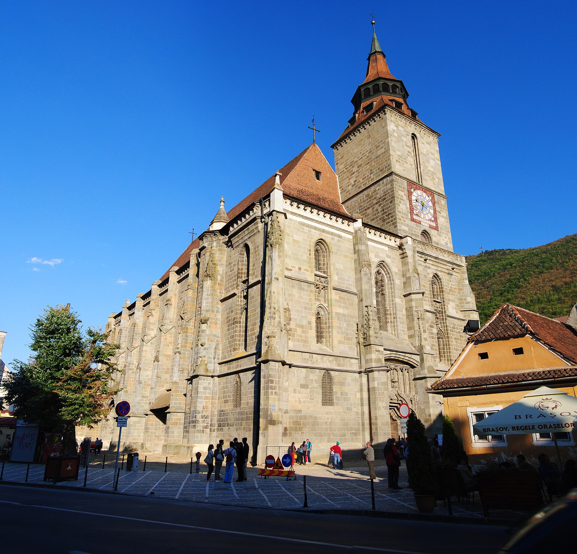 Biserica Neagră din curte: fațada lungă, contraforturile, turnul și acoperișul înalt.