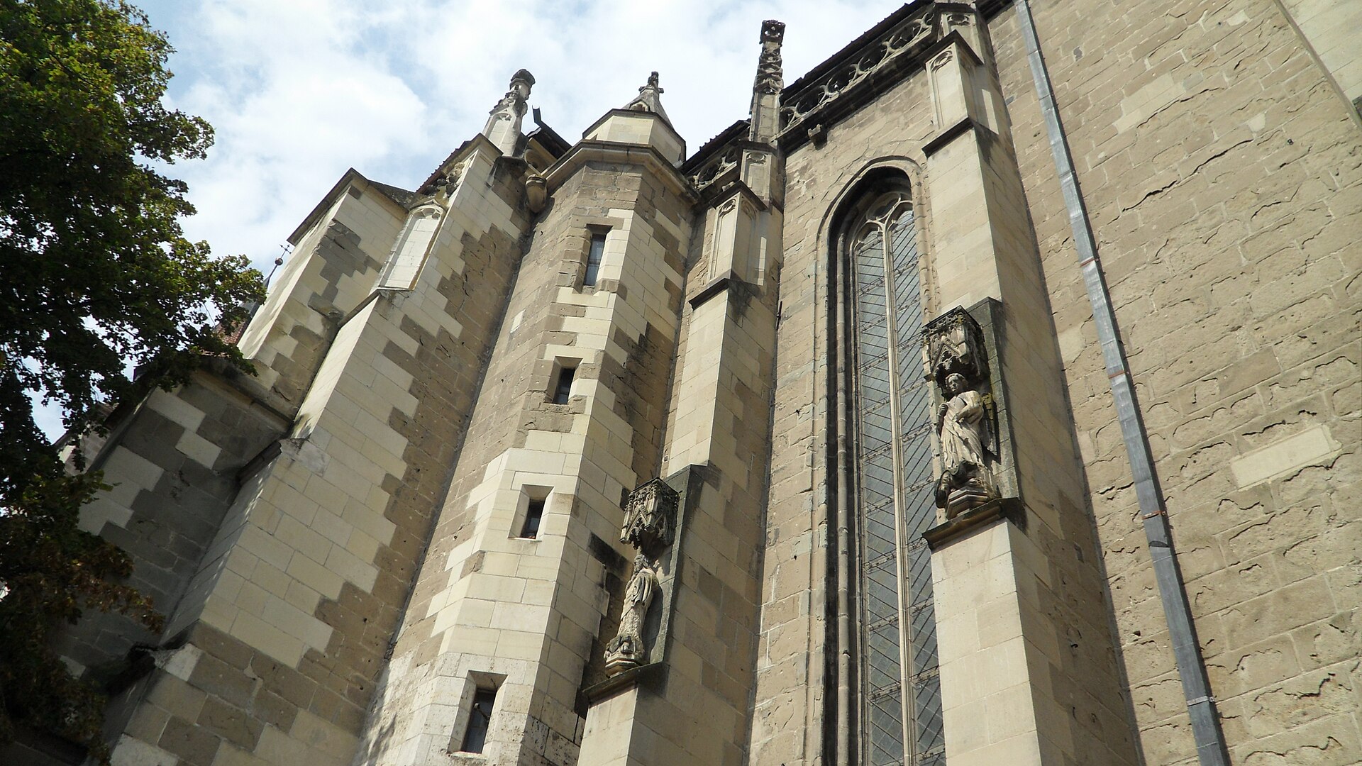 Contraforturi și nișe cu sculpturi, văzute de aproape în contraplonjeu.
