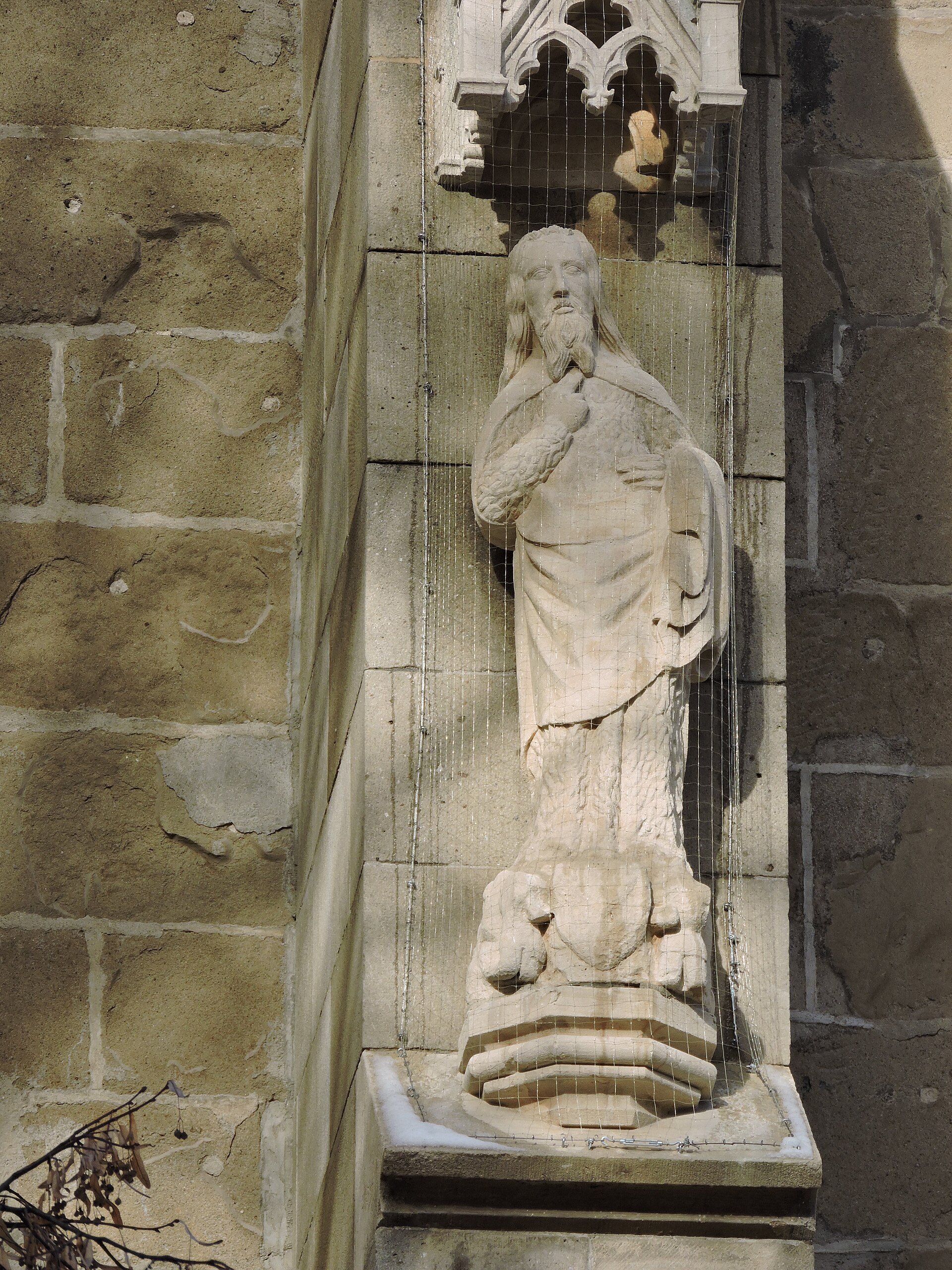Altă statuie din seria de sculpturi exterioare, cu soclu și baldachin.