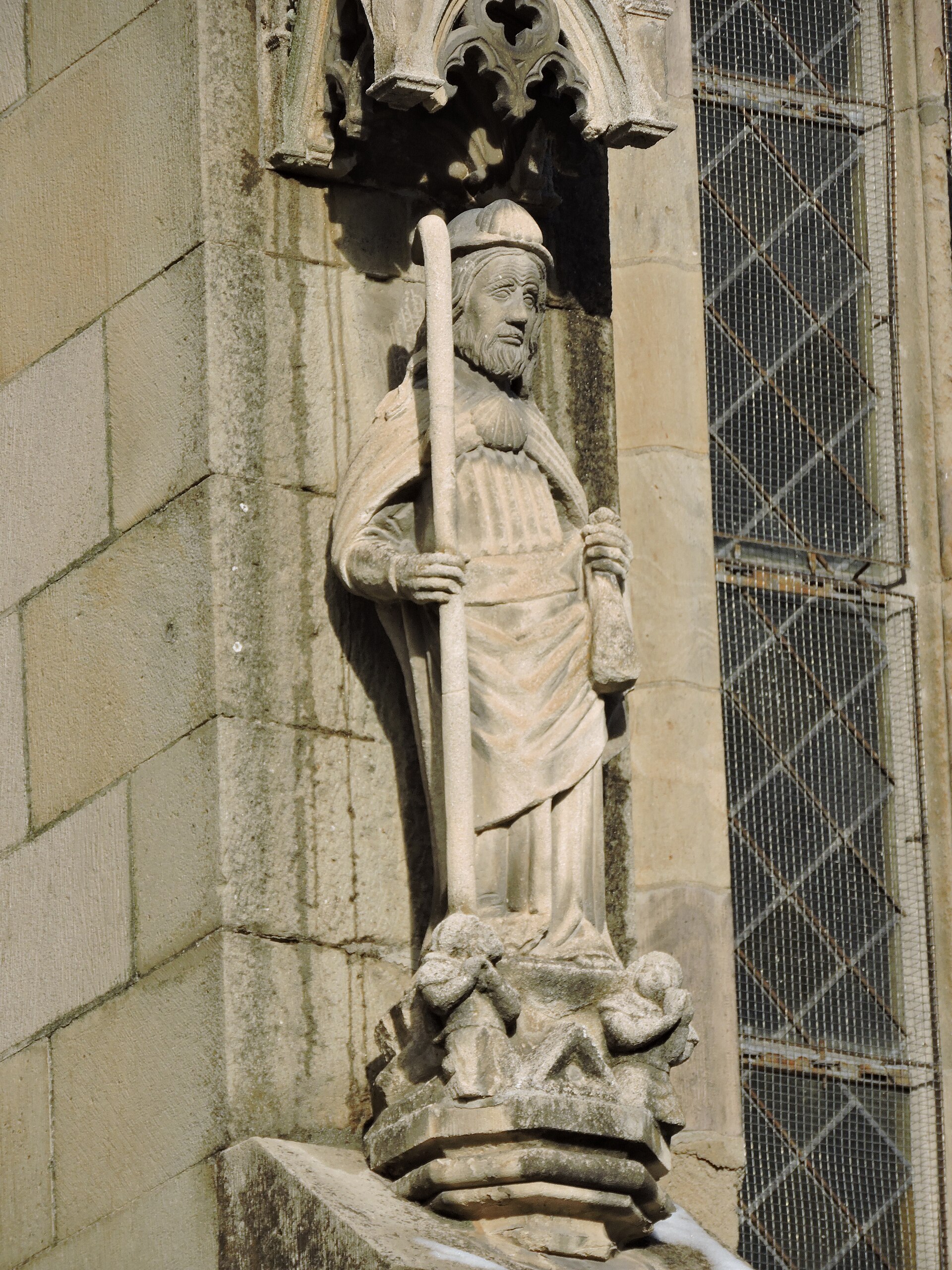 Sculptură exterioară de piatră, baldachin și soclu decorate.
