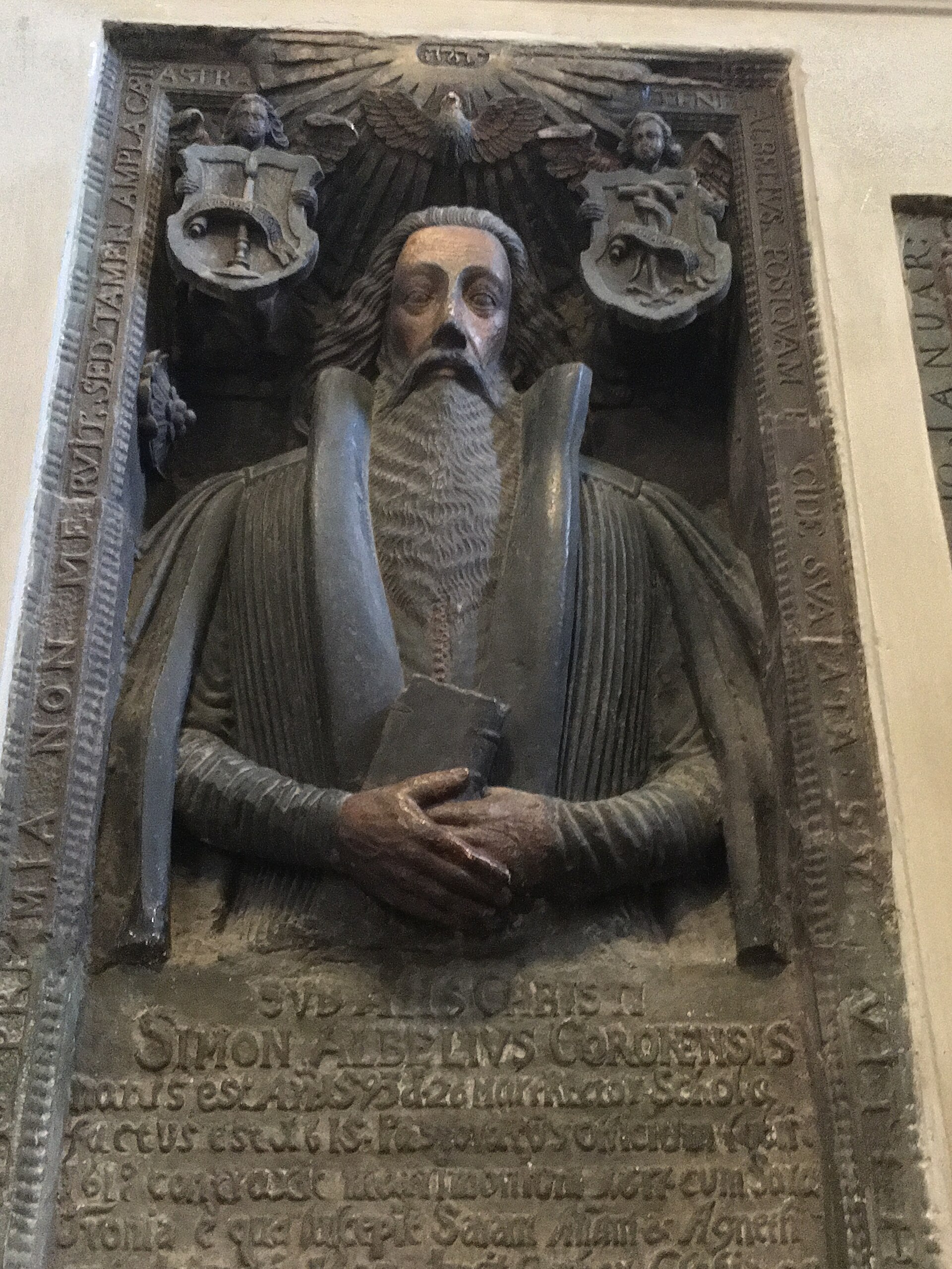 Epitaf figurativ în relief montat pe peretele bisericii.