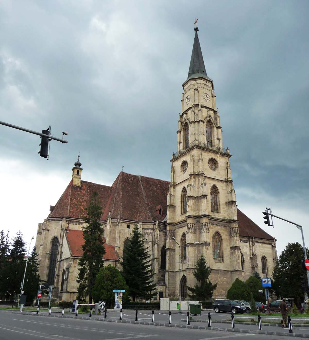 Biserica văzută dinspre nord: turnul neogotic alipit și racordul către corpul bisericii.
