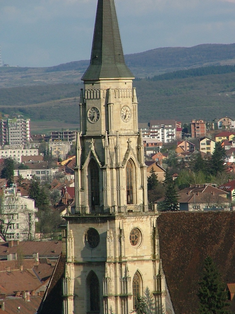 Turnul neogotic văzut de la înălțime, cu partea superioară și acoperișuri din oraș.