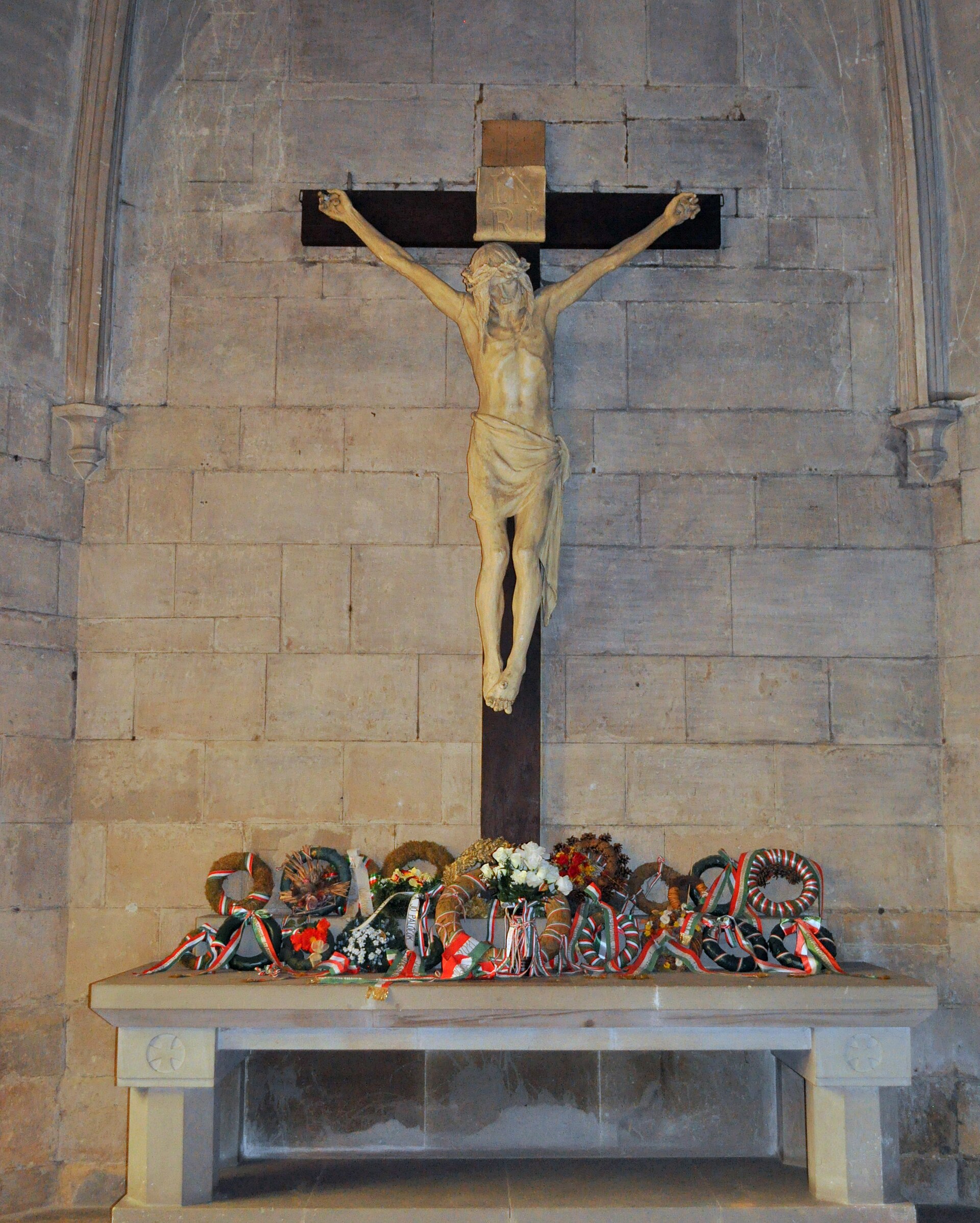 Crucifix și consola lui, documentate în interior.