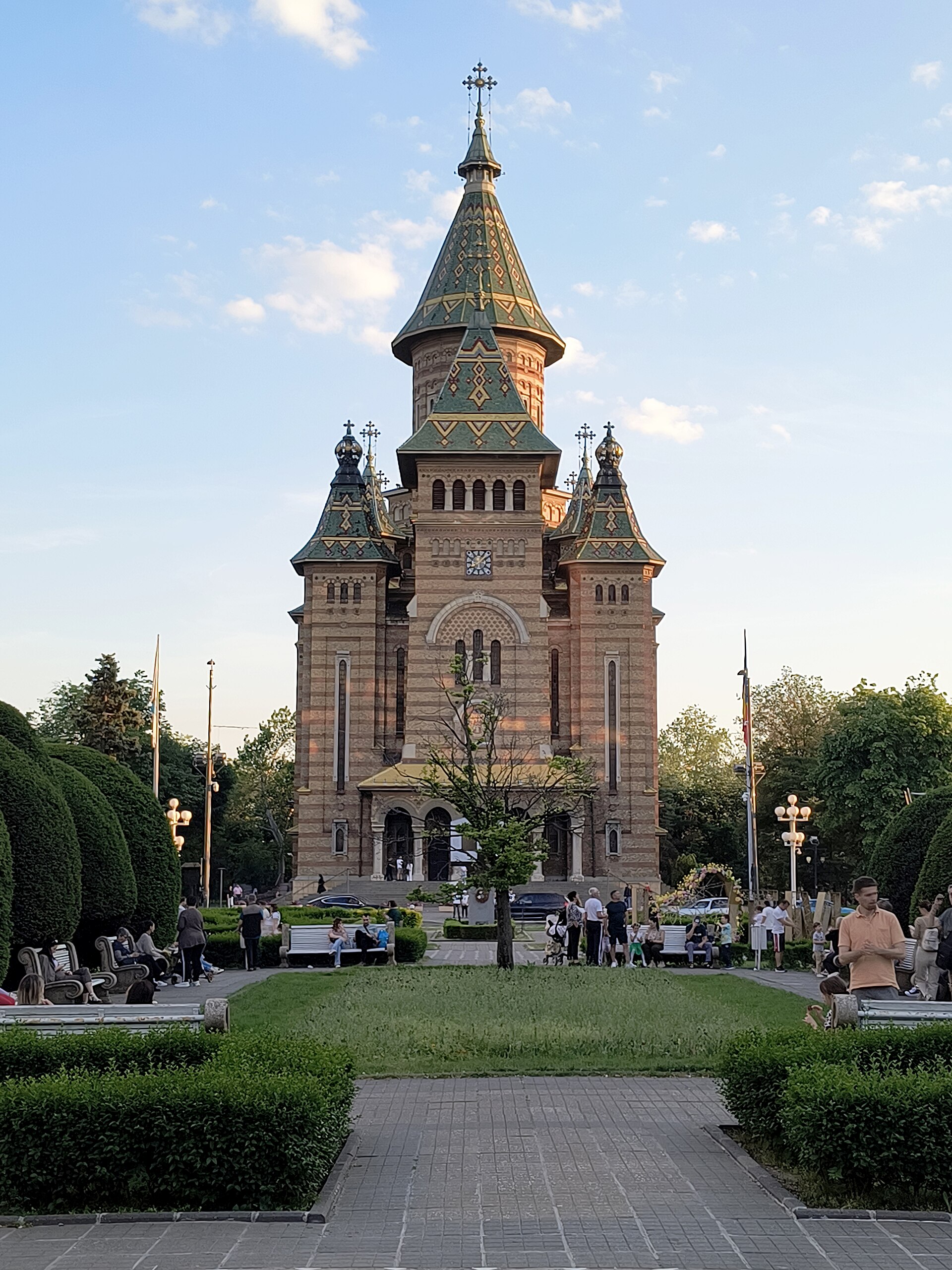 Fațada principală pe axul Pieței Victoriei, cu turla centrală și turnurile laterale.
