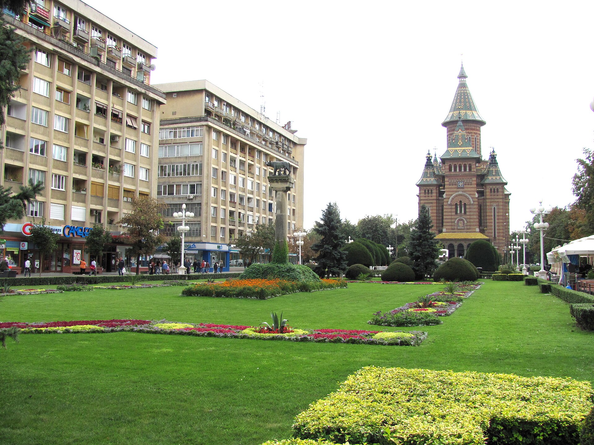 Catedrala și fronturile Pieței Victoriei, vedere de ansamblu de la sol.
