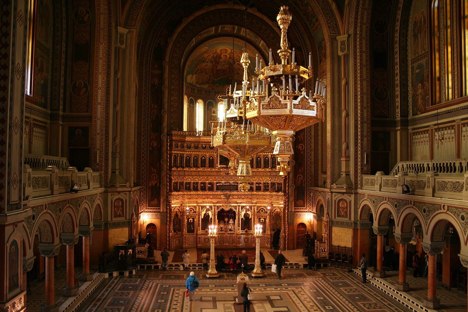 Interiorul catedralei: candelabru, coloane, galerii și iconostas.
