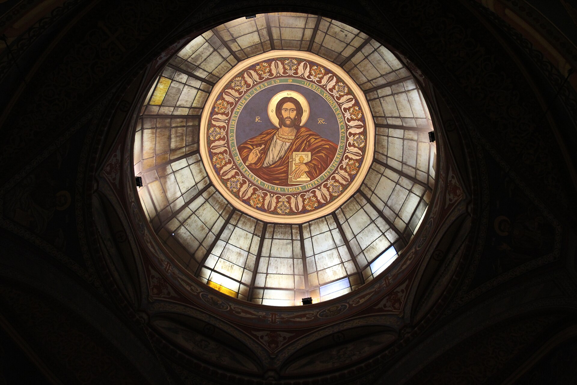 Cupola văzută de dedesubt, pictură și registru de ferestre.