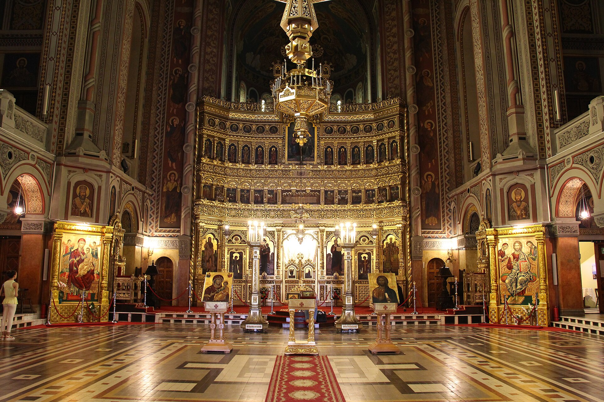Iconostasul, treptele și pavimentul, vedere frontală din naos.