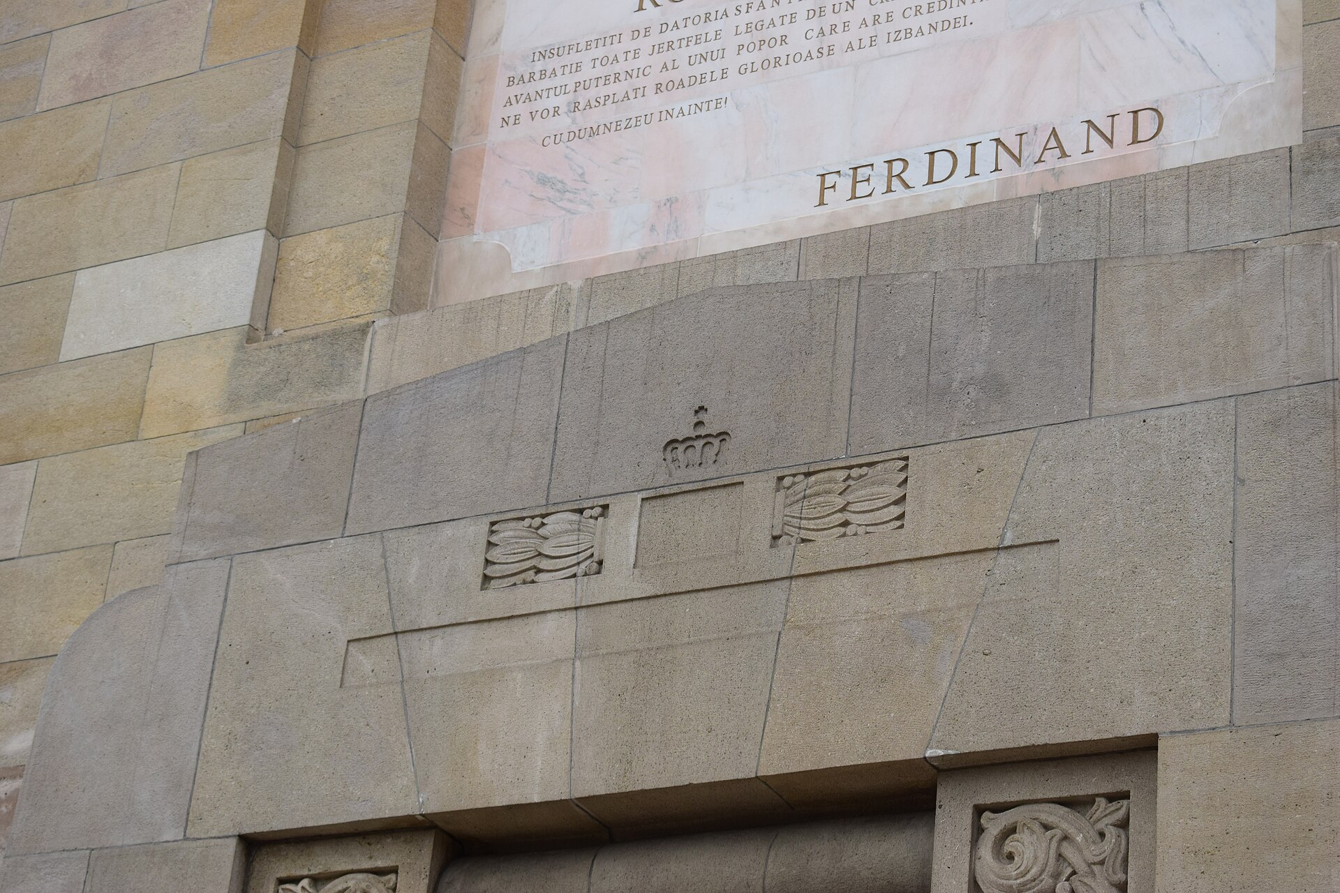 Inscripția Ferdinand, coroana și rosturile placajului, detaliu lateral.