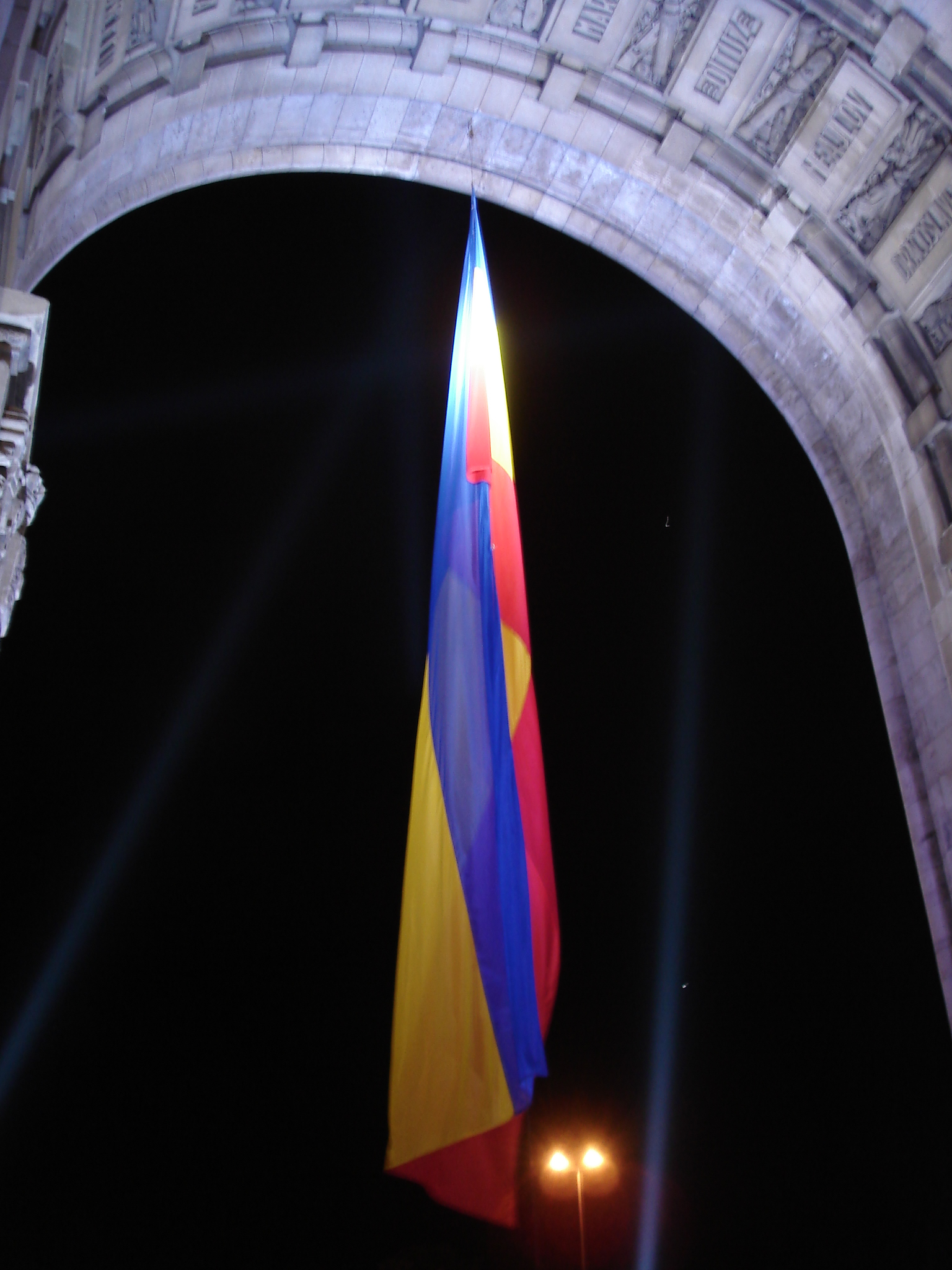 Arcada în contraplonjeu, cu drapel suspendat și porțiuni de relief vizibile.