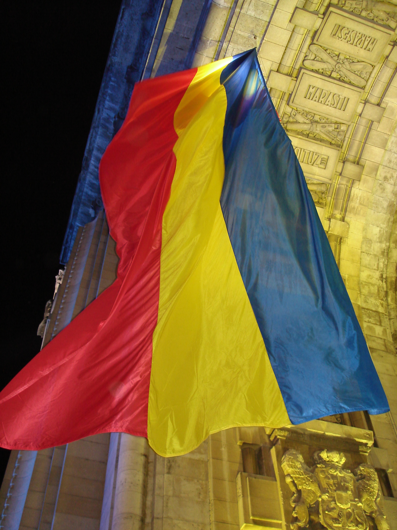 Detaliu al casetelor bolții și decorației, parțial acoperite de drapel.