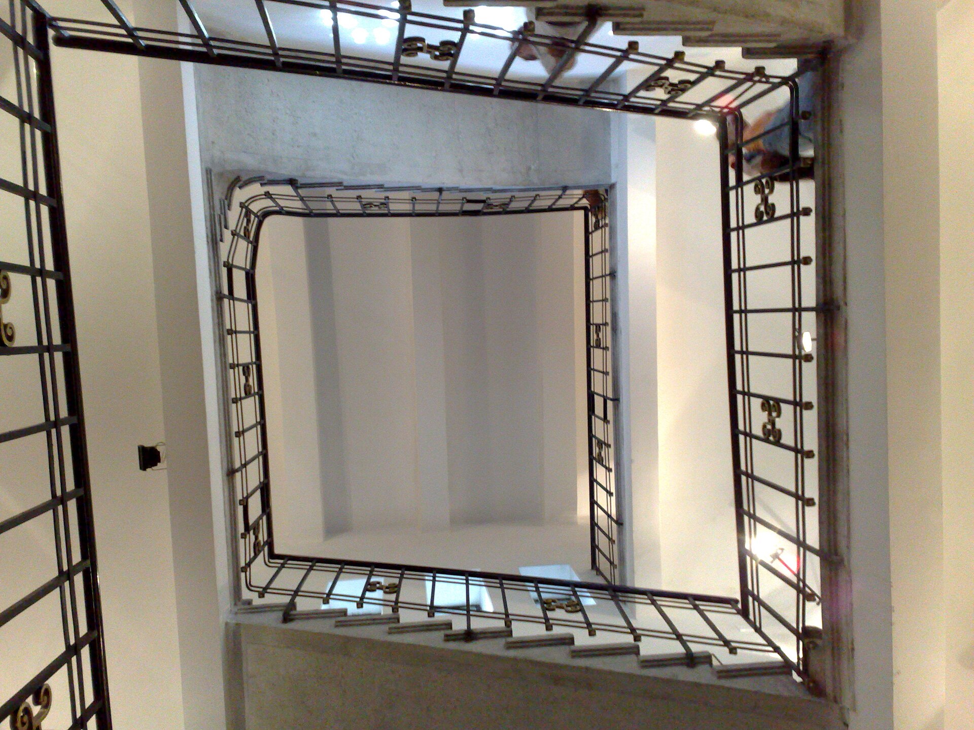Casa scării văzută vertical, cu balustrade și succesiunea podesturilor.