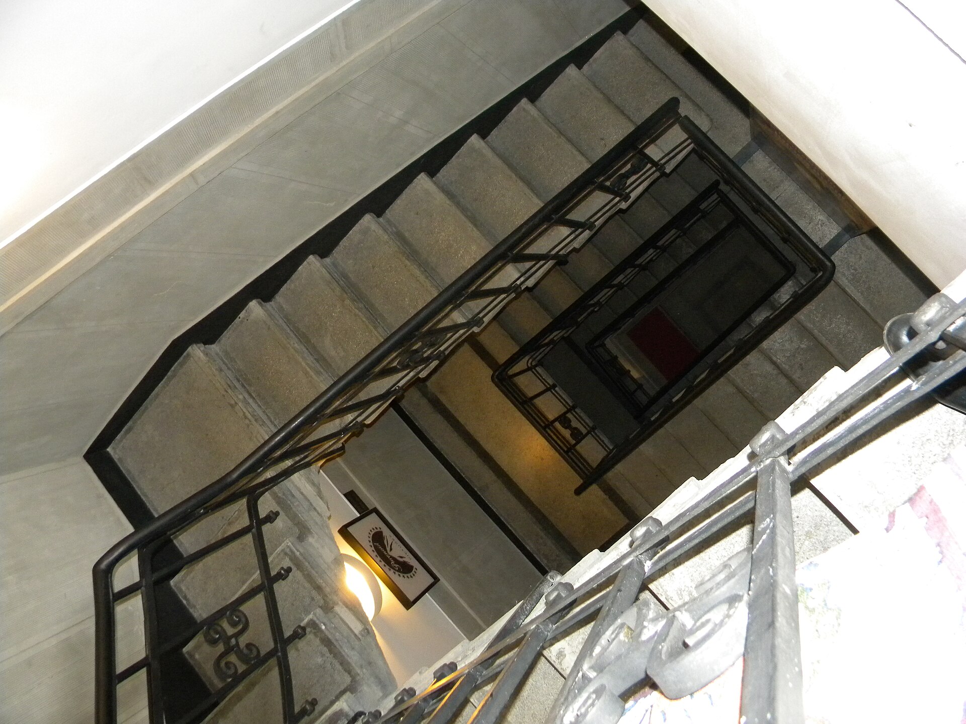 Scara interioară în contraplonjeu oblic, cu podesturi, trepte și balustrade.
