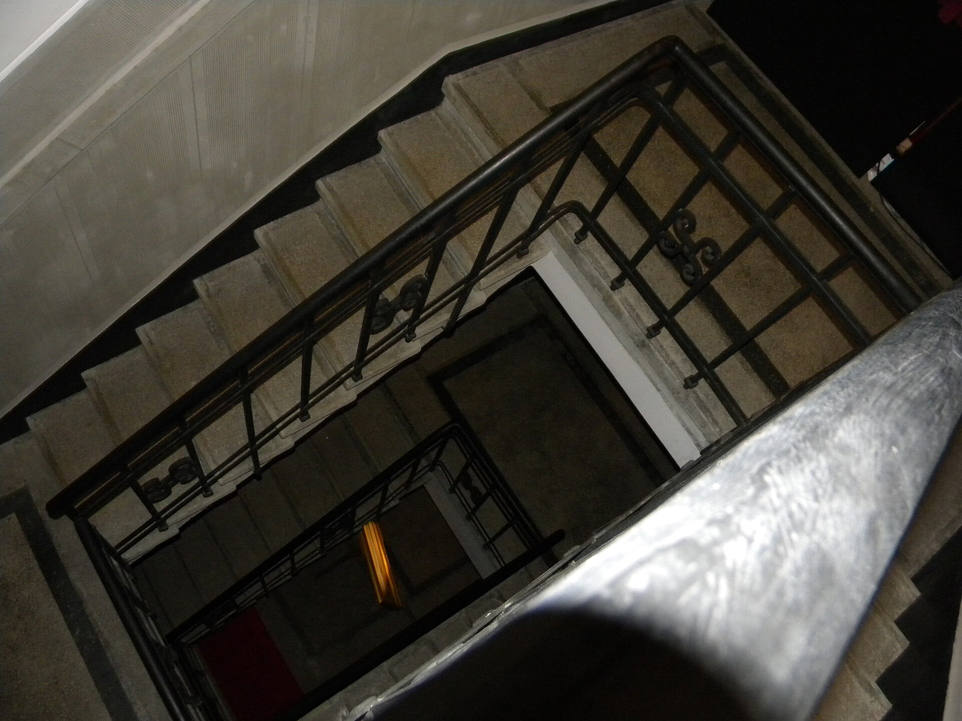 Casa scării pe verticală în timpul unei expoziții; referință pentru balustrade și golul central.