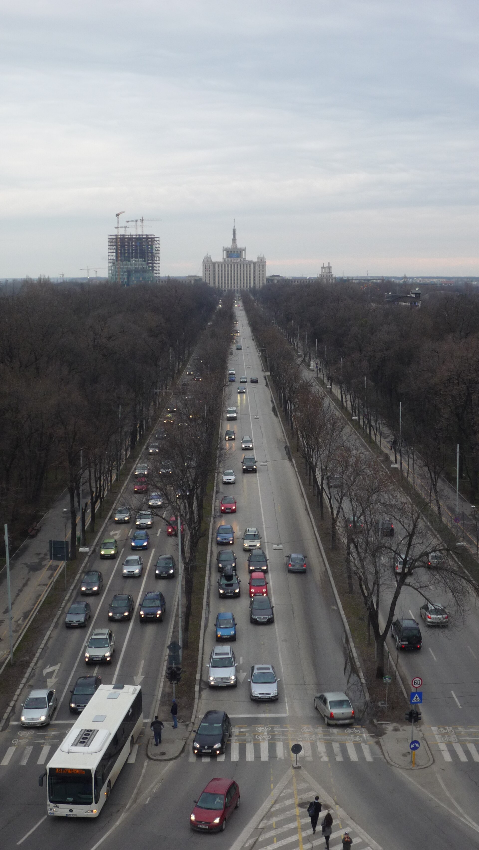 Șoseaua Kiseleff văzută de pe terasa arcului; documentează contextul, nu acoperișul monumentului.