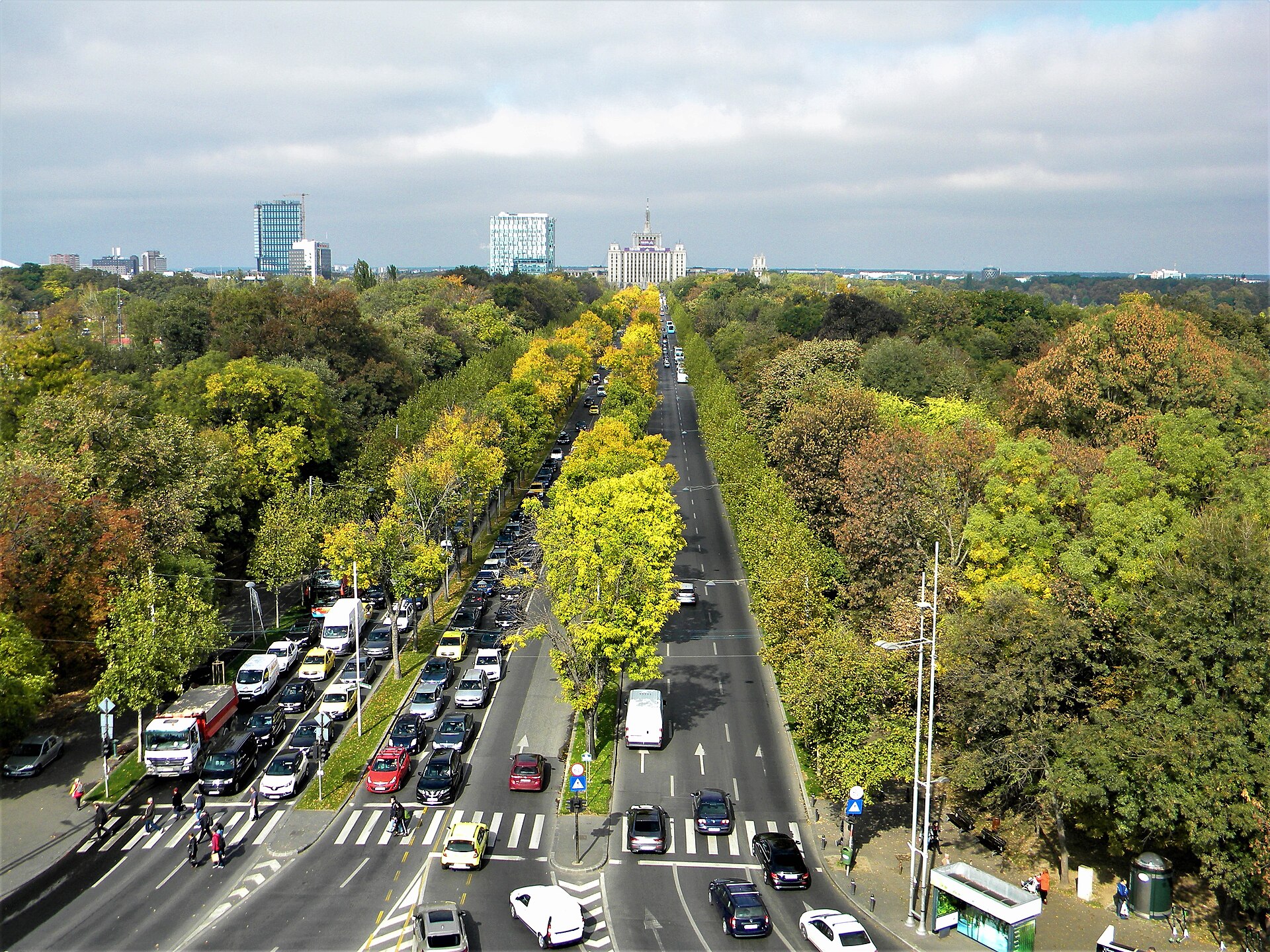 Panoramă de pe terasa arcului spre parc și șosea; fără vedere completă asupra propriei terase.