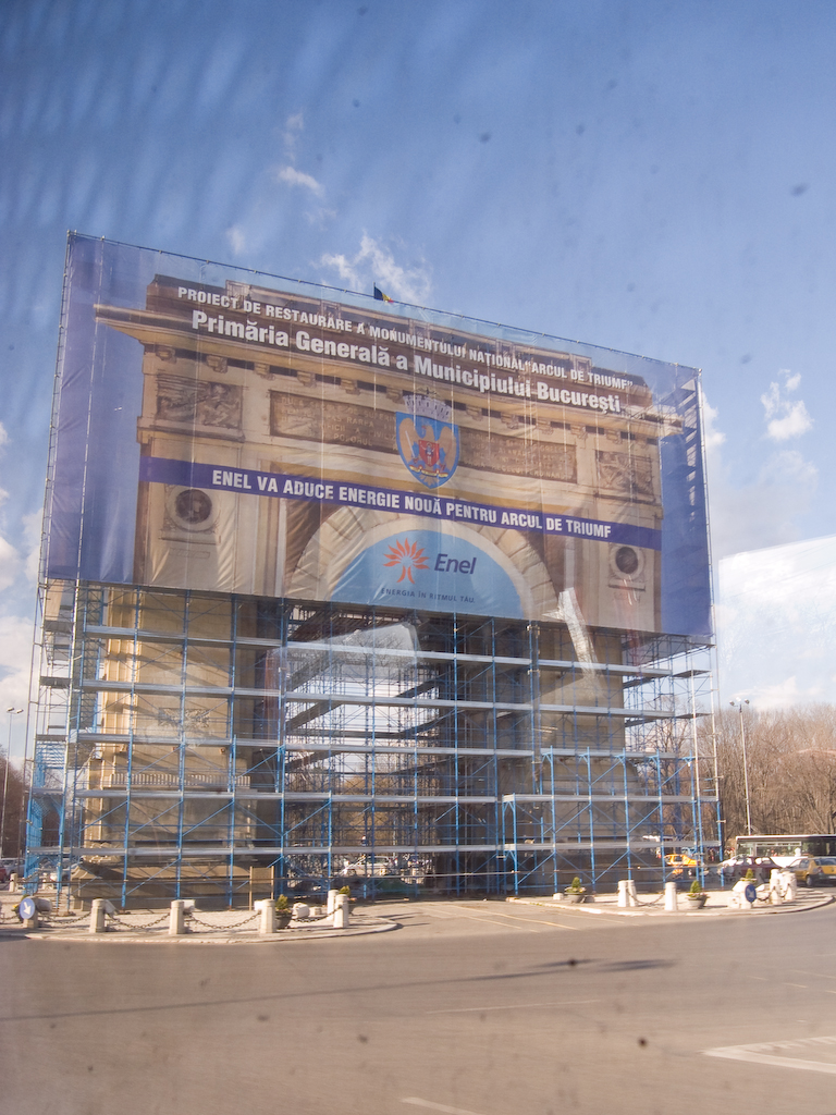 Arcul acoperit de schele și plasă de restaurare; util pentru stadiul documentat, nu pentru ornamente ascunse.
