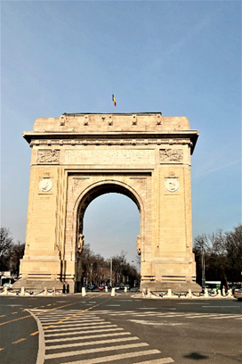 Fațada frontală văzută de la sol, cu trecerea centrală și coronamentul; rezoluție mică.