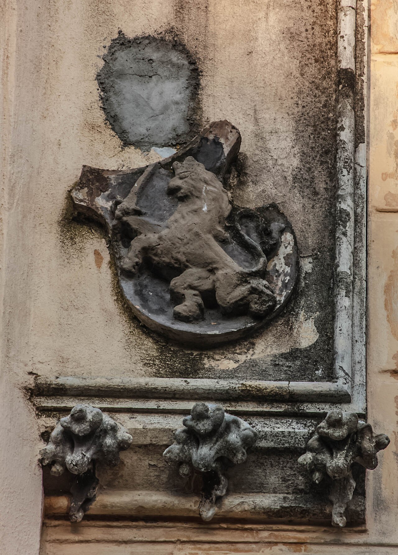 Relief figurativ și soclu ornamental pe zidăria exterioară.