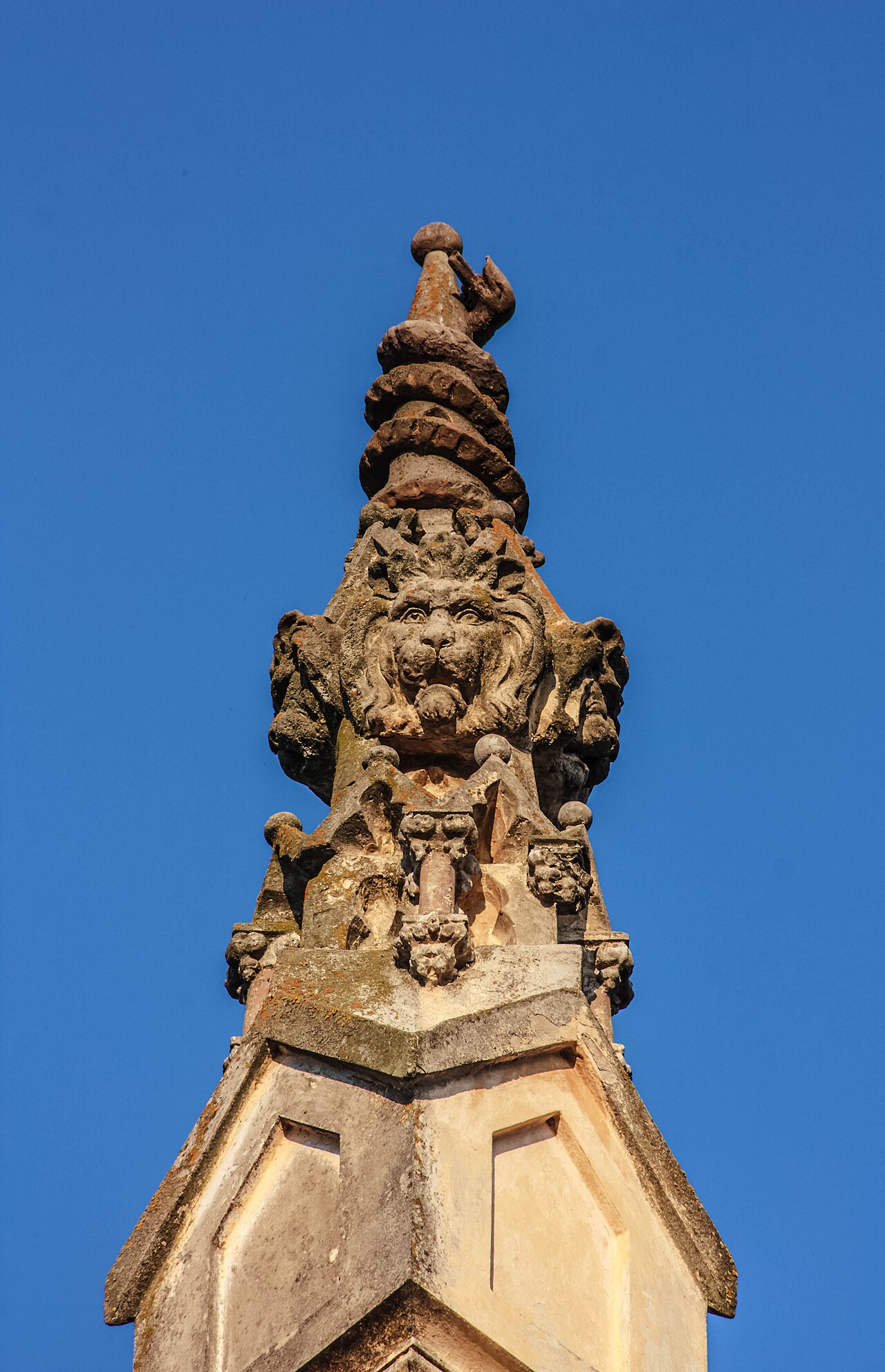 Vârful unui pinaclu cu sculptură și profiluri verticale, în contraplonjeu.