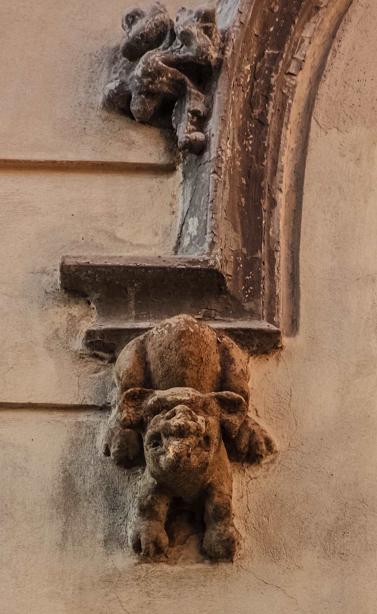 Consolă cu cap sculptat și muchia profilată a ancadramentului.
